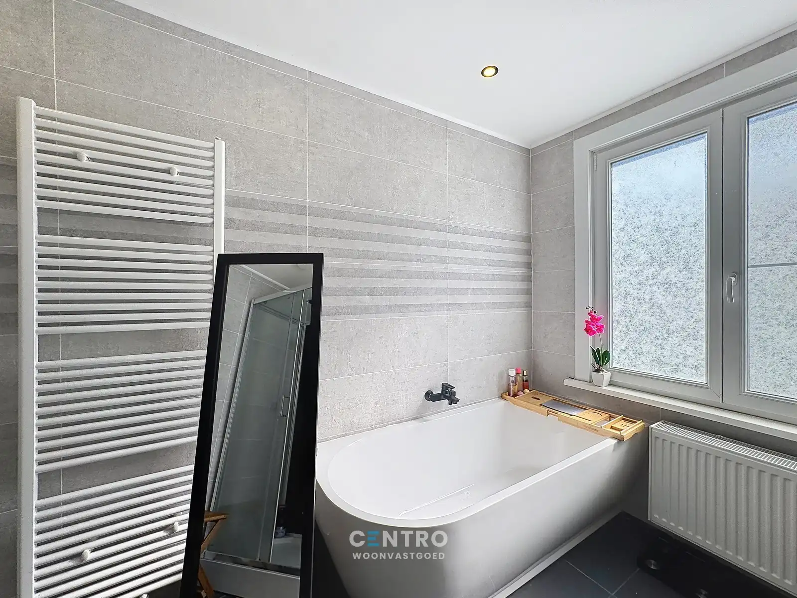 Recent (°2022) gerenoveerde woning met 4 slpks én ZUIDgerichte tuin! foto 9