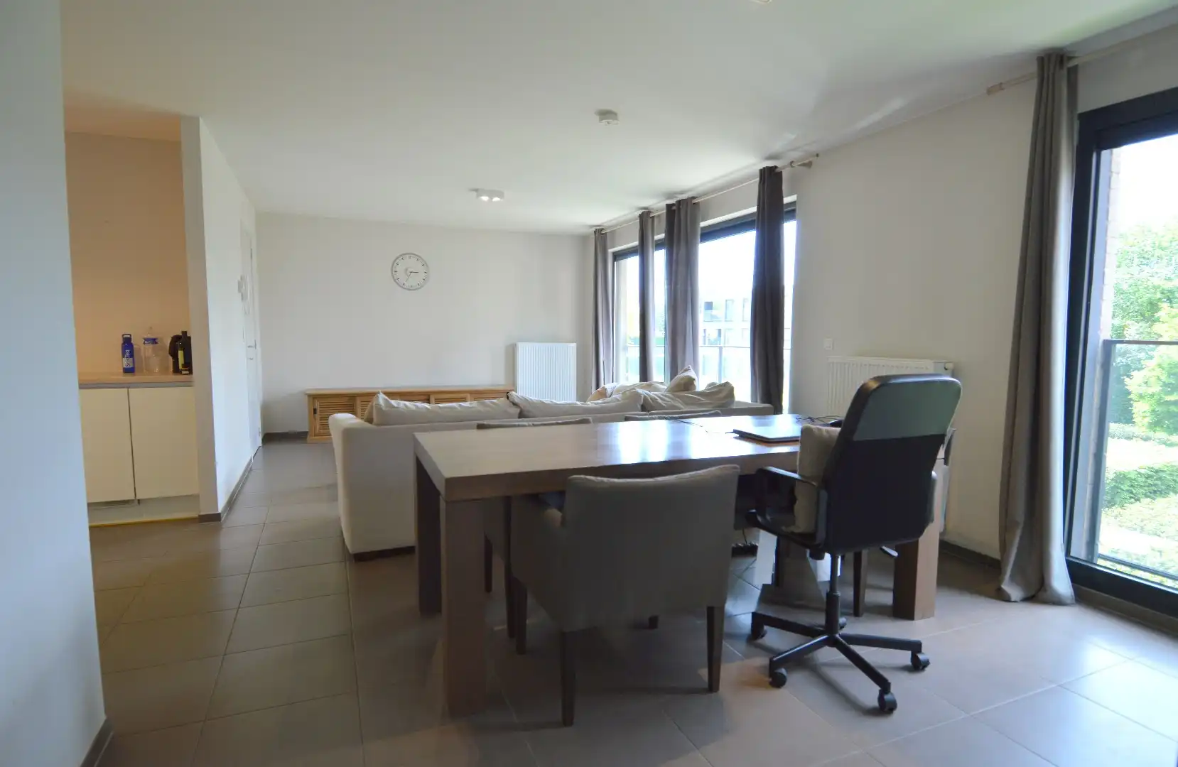 Recent 2 slaapkamer bemeubeld appartement in Kortrijk met garage foto 2