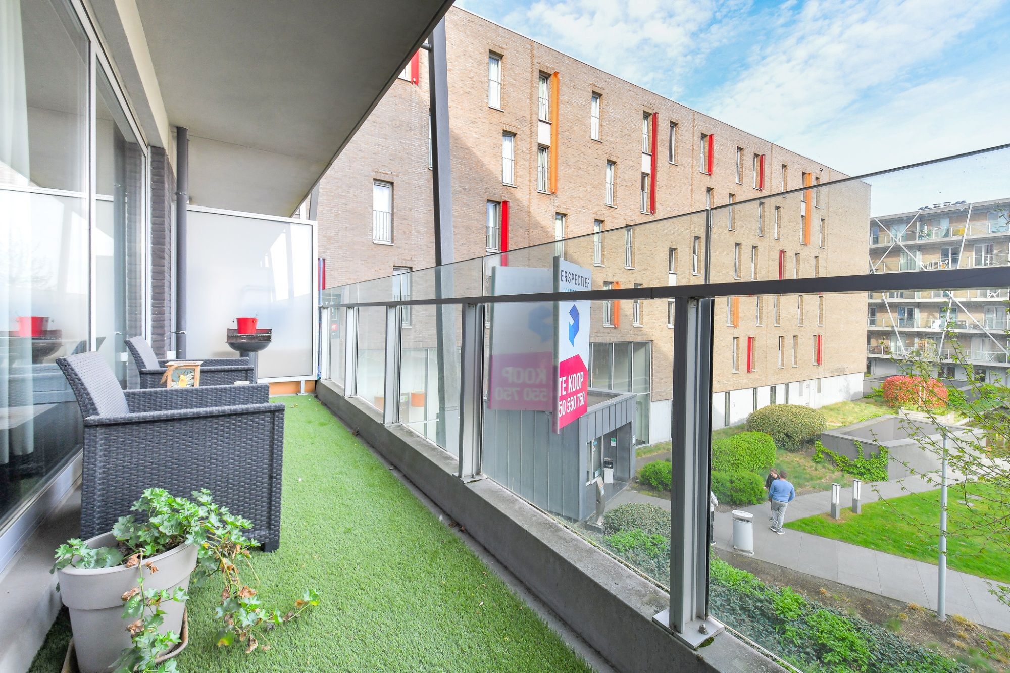 Instapklaar appartement met 2 SLPKS naast het station van Brugge foto 2