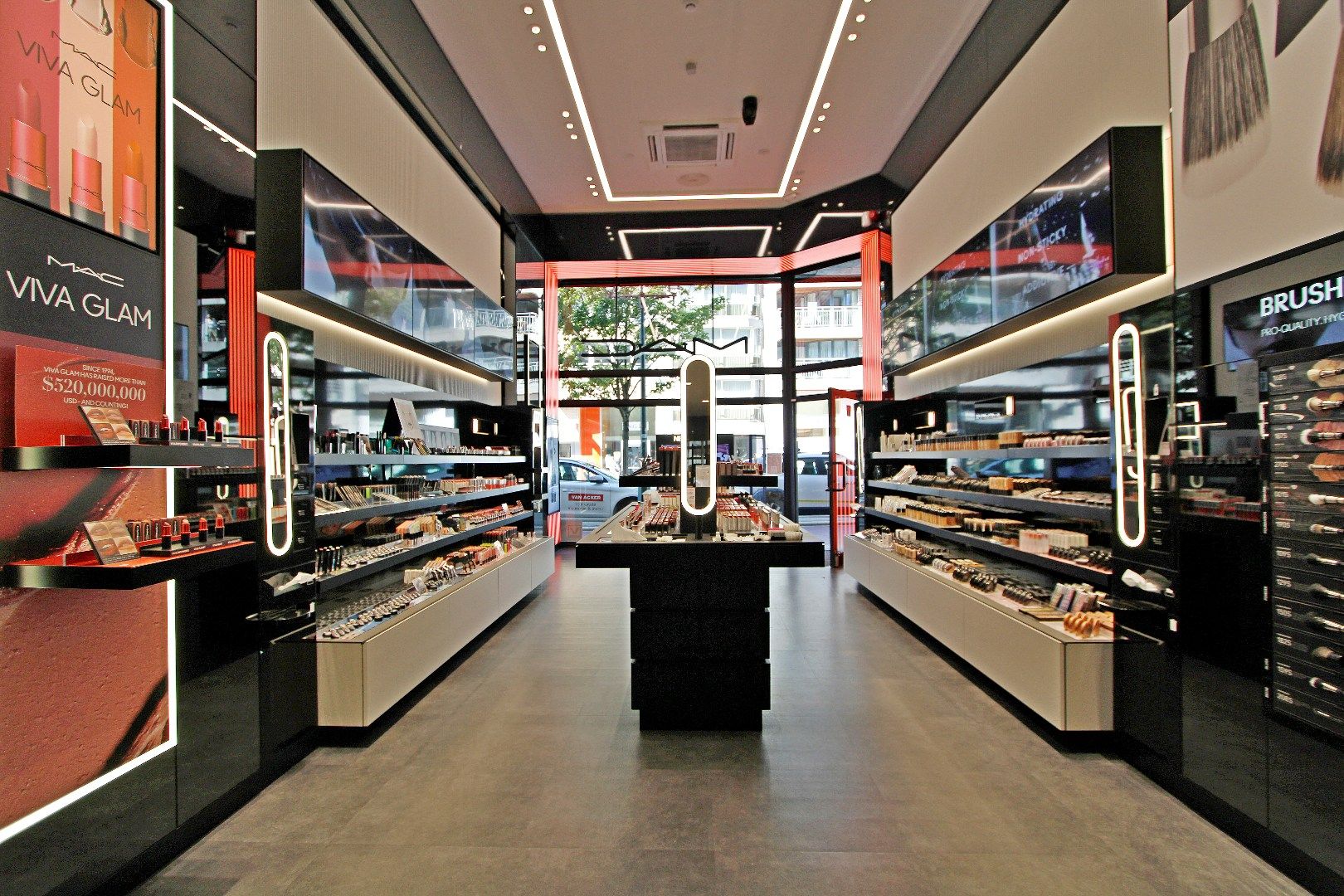 Lippenslaan 334 (winkel 2) huidige Mac Cosmetics te huur foto 4