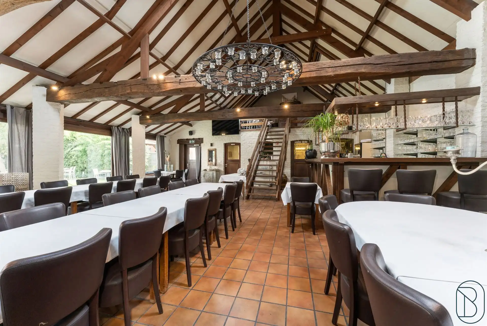 Goedgelegen charmante eigendom met veel potentieel! foto 10
