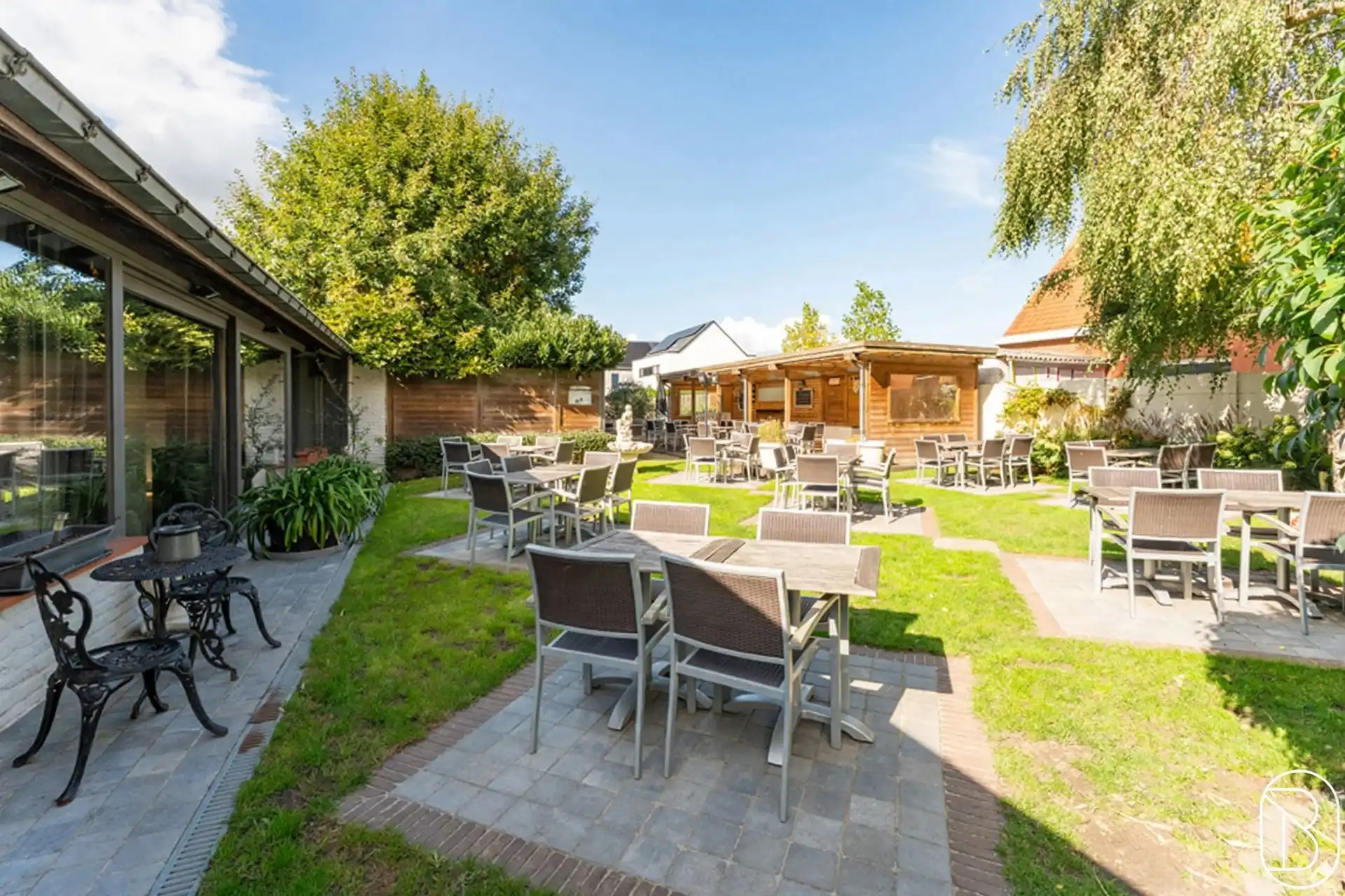 Goedgelegen charmante eigendom met veel potentieel! foto 6