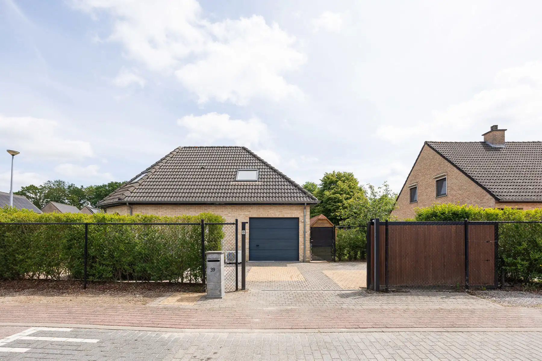Rustig gelegen, energiezuinige gezinswoning met tuin foto {{pictureIndex}}