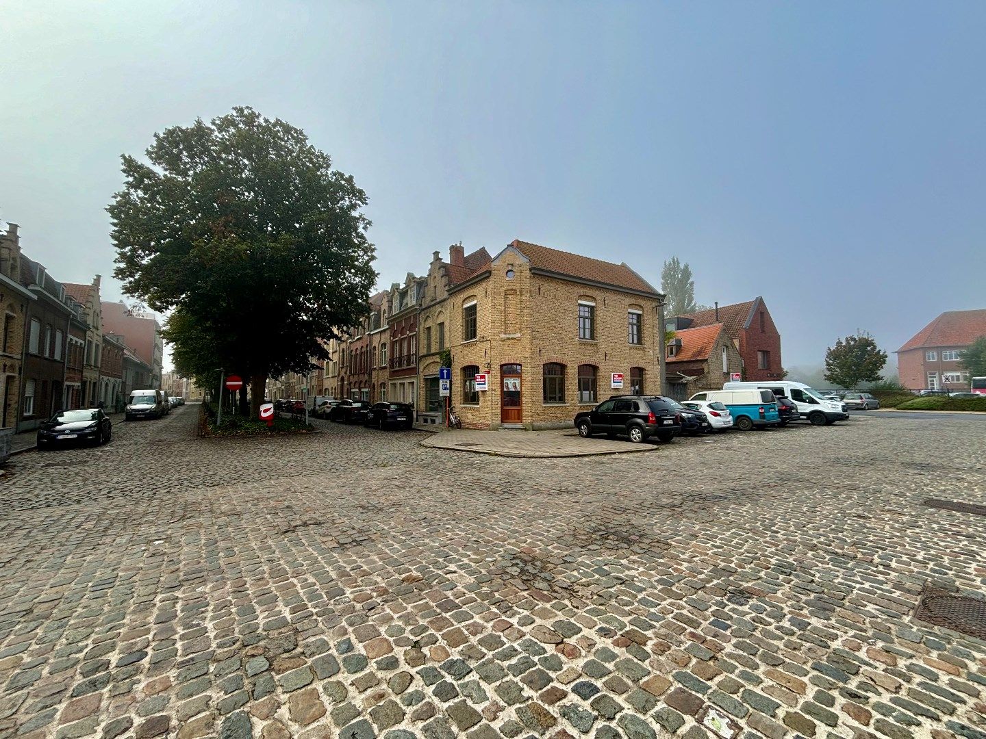 Uniek polyvalent eigendom te stadskern Ieper. foto {{pictureIndex}}