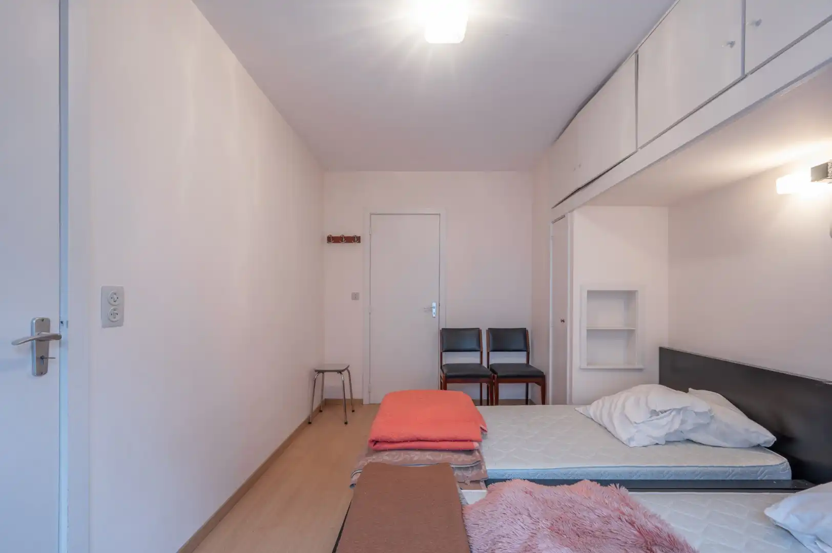 Op te frissen appartement gelegen in residentie op hoek Ieperstraat-Kustlaan, op 50 m van de Zeedijk en nabij het Driehoeksplein. foto 7