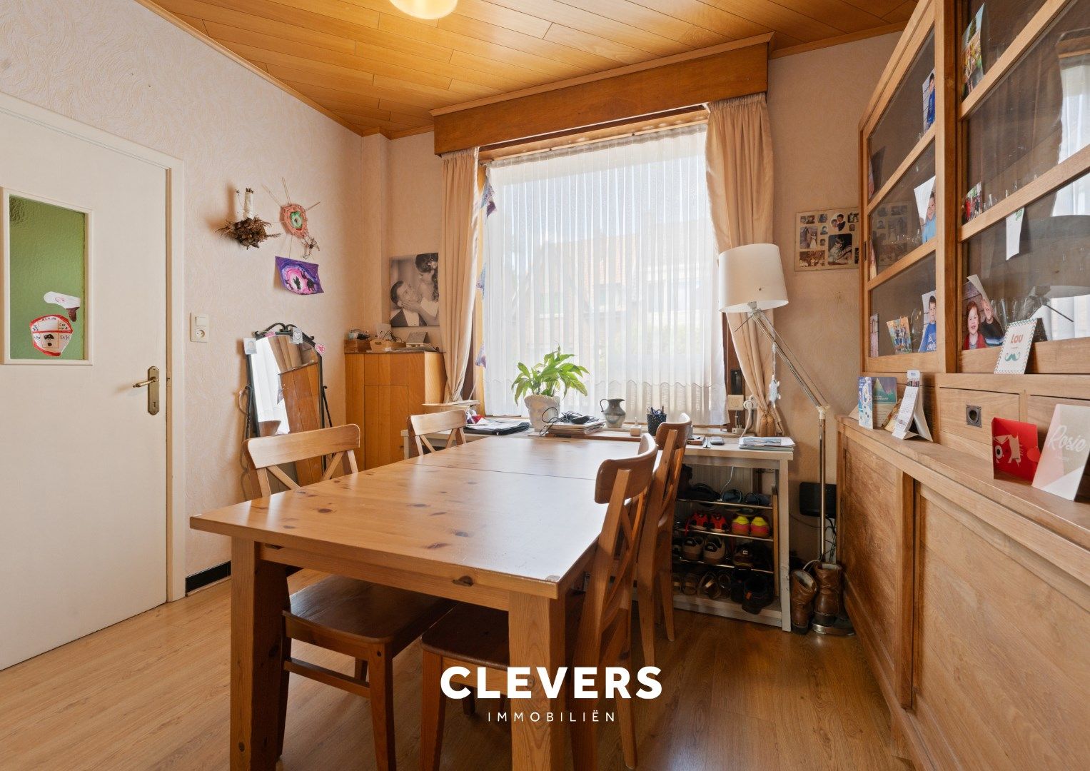 Op te frissen gezinswoning met 4 slaapkamers en zij-ingang foto 2