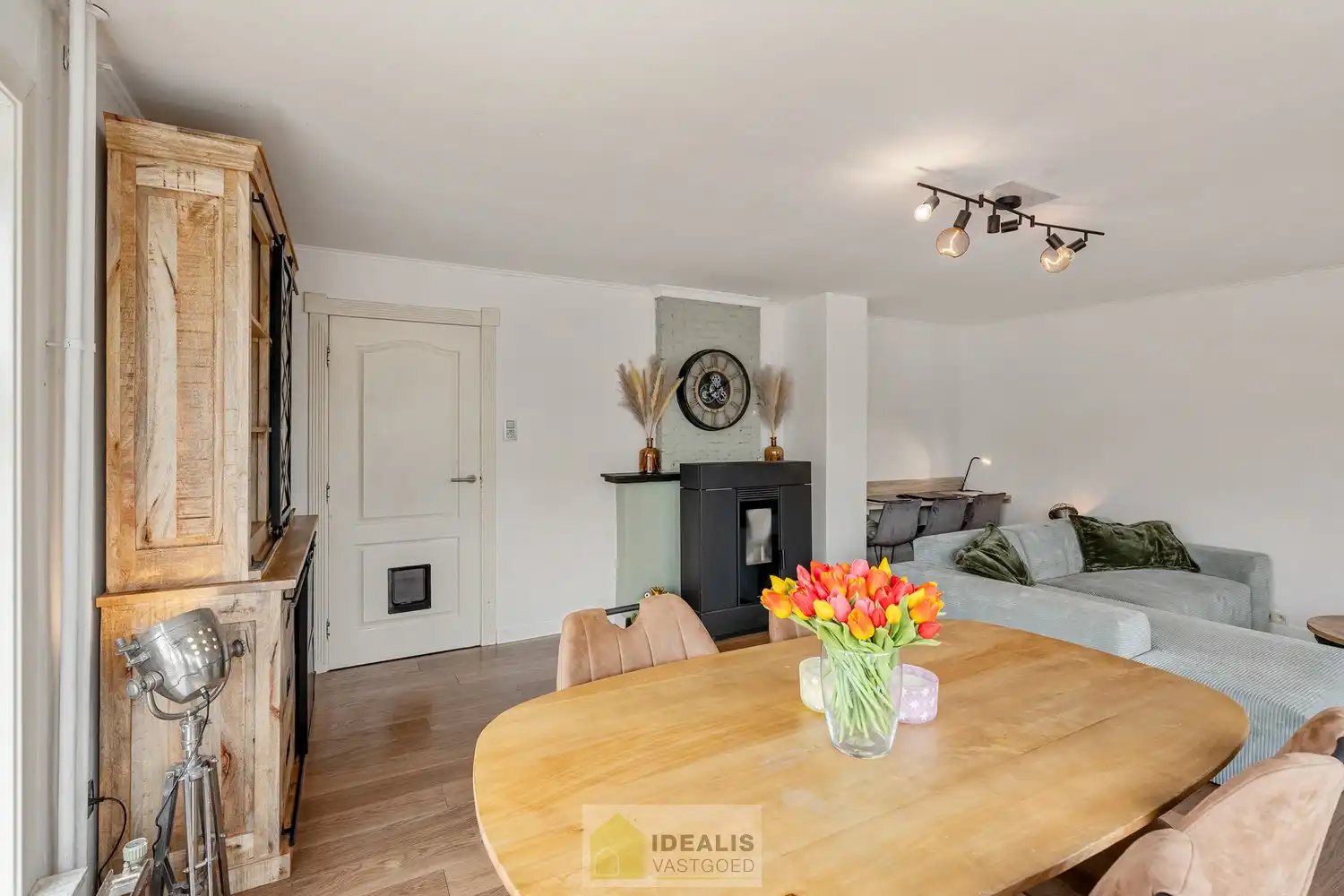 CHARMANTE EN GOED ONDERHOUDEN WONING MET 2 SLAAPKAMERS, 2 BADKAMERS, KNAP UITGERUSTE KEUKEN EN LICHTRIJKE WOONKAMER OP EEN HEERLIJK PERCEEL MET GROEN VERGEZICHT! foto 11