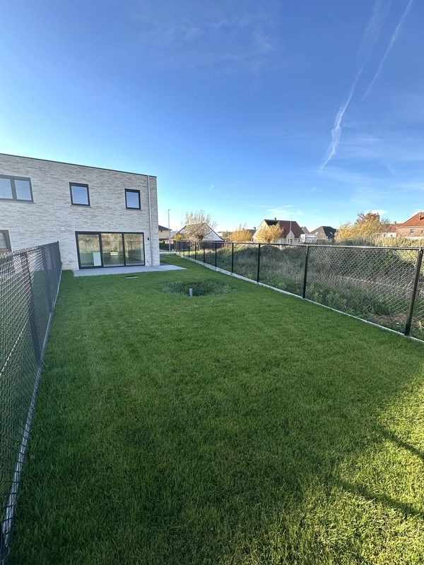 Volledig afgewerkte halfopen nieuwbouwwoning foto 14