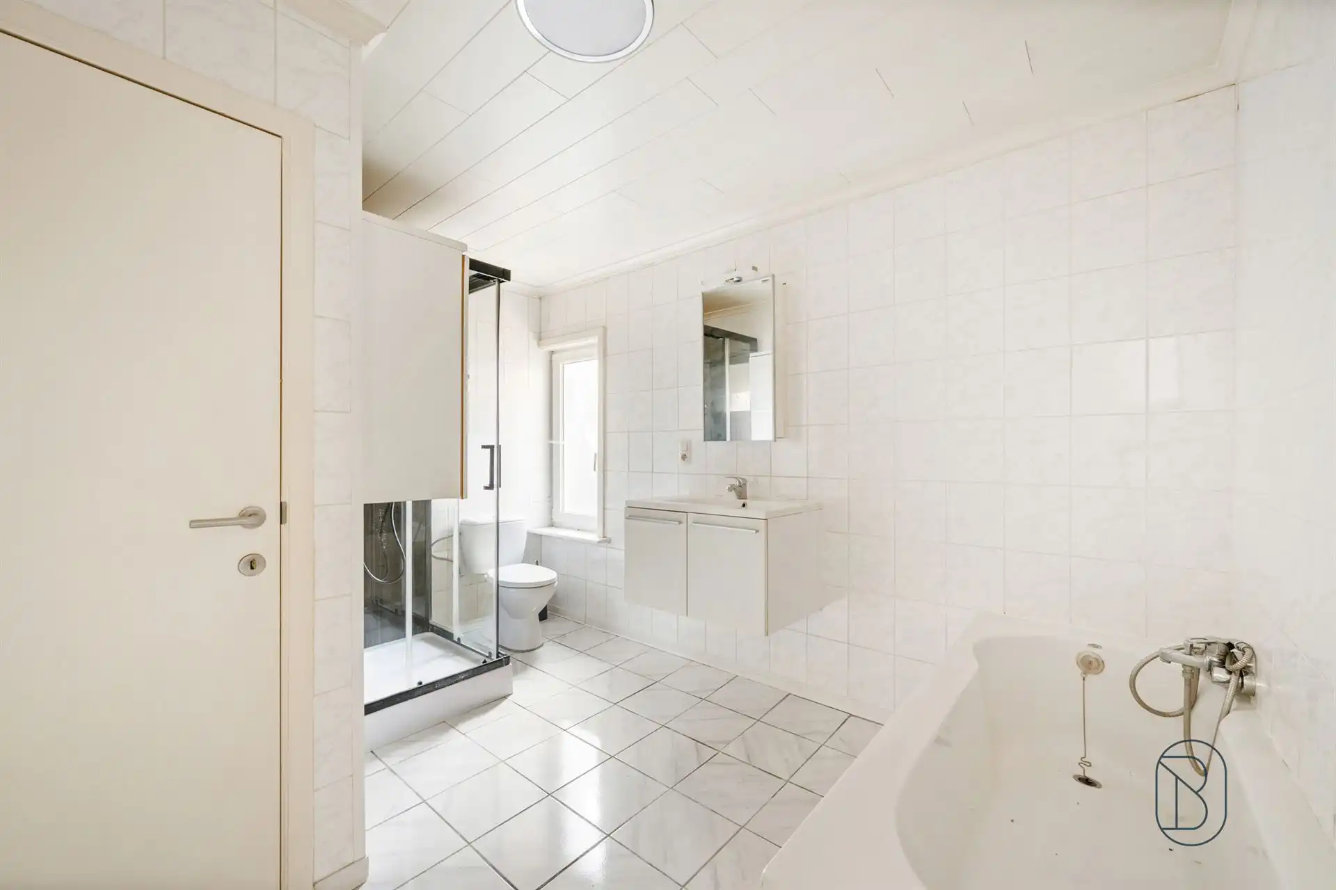 Ruime gezinswoning met 4 slaapkamers en grote tuin! foto 14