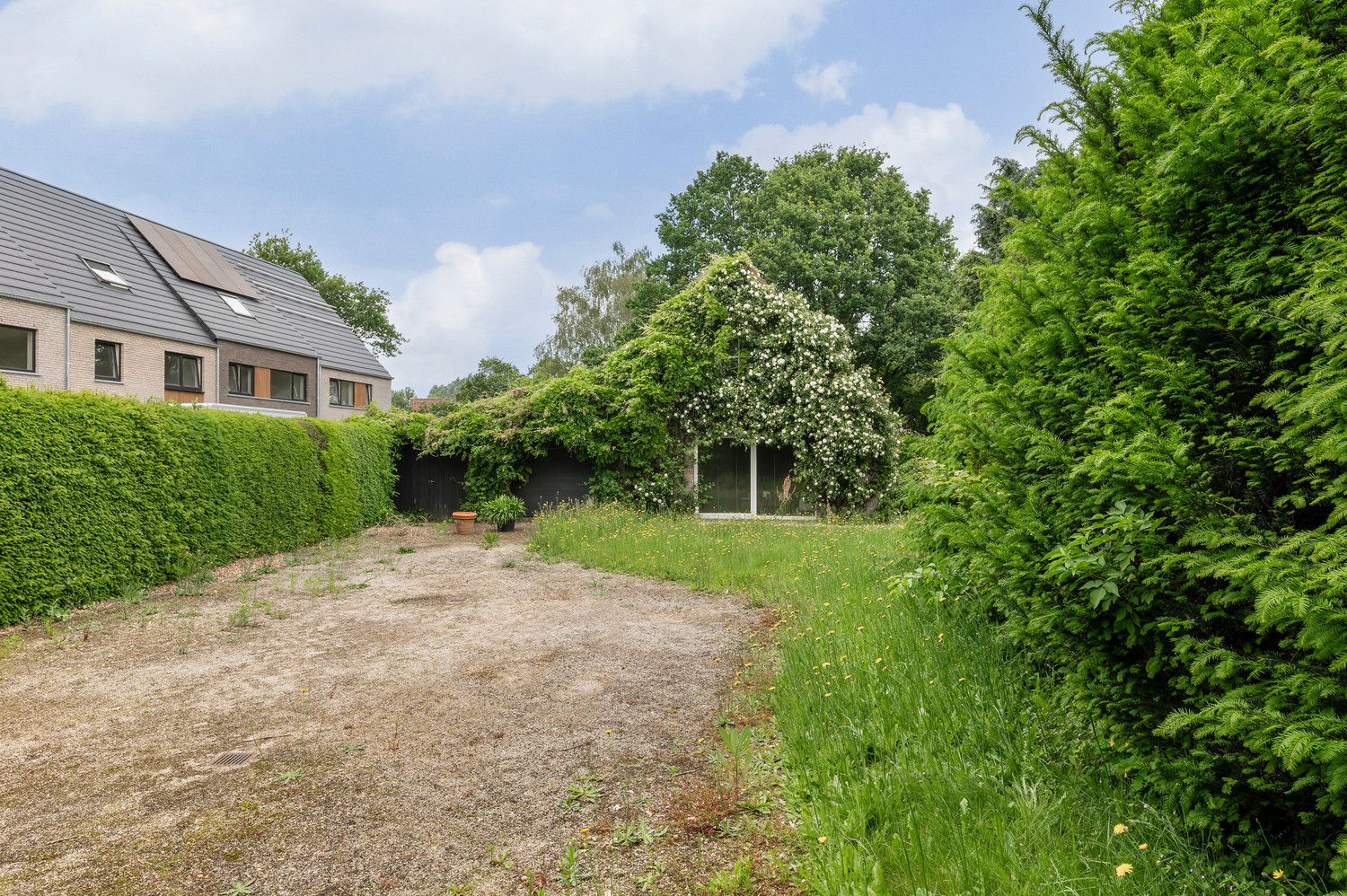 Te renoveren gezinswoning met bijgebouw (woonst) of projectgrond foto 34