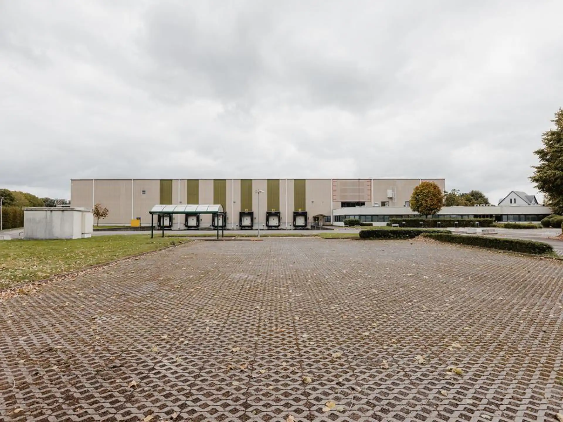 TE HUUR Logistiek bedrijfsgebouw foto 2