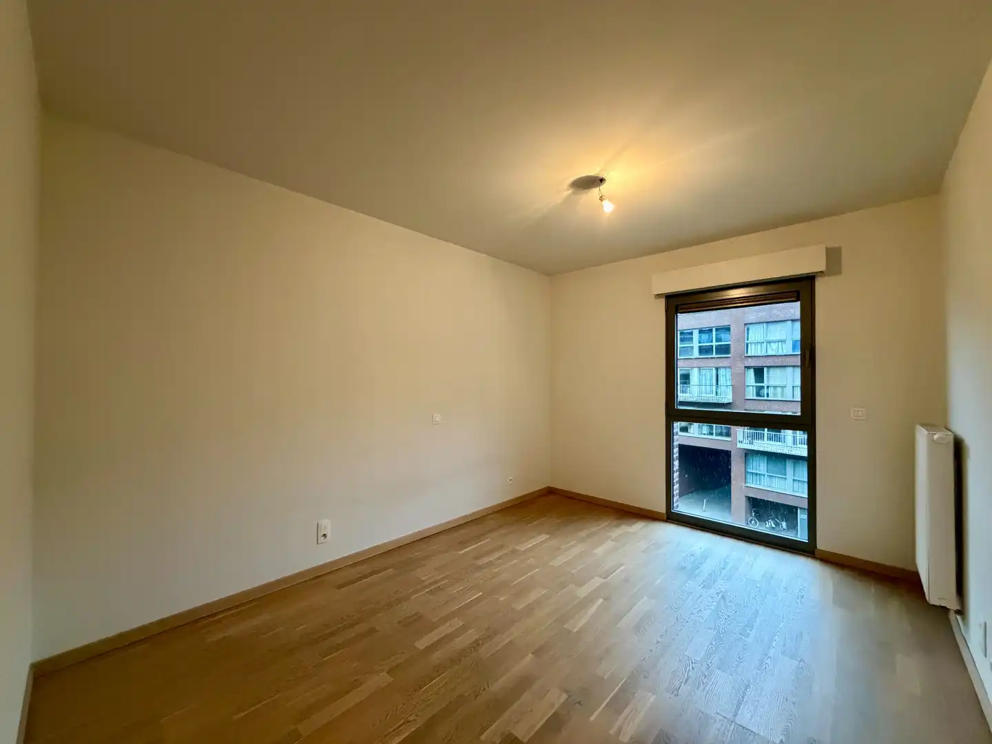 Instapklaar tweeslaapkamerappartement met terras & autostaanplaats te Brugge! foto 11