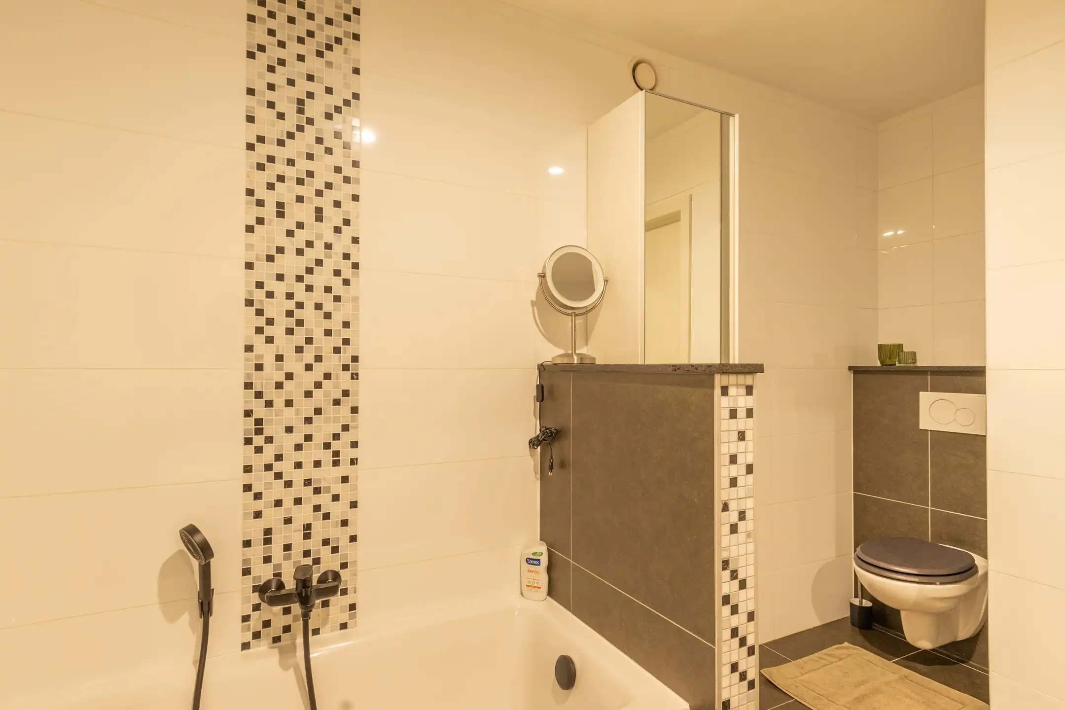 Prachtig GLVLappartement met tuin & 2 autostaanplaatsen foto 15