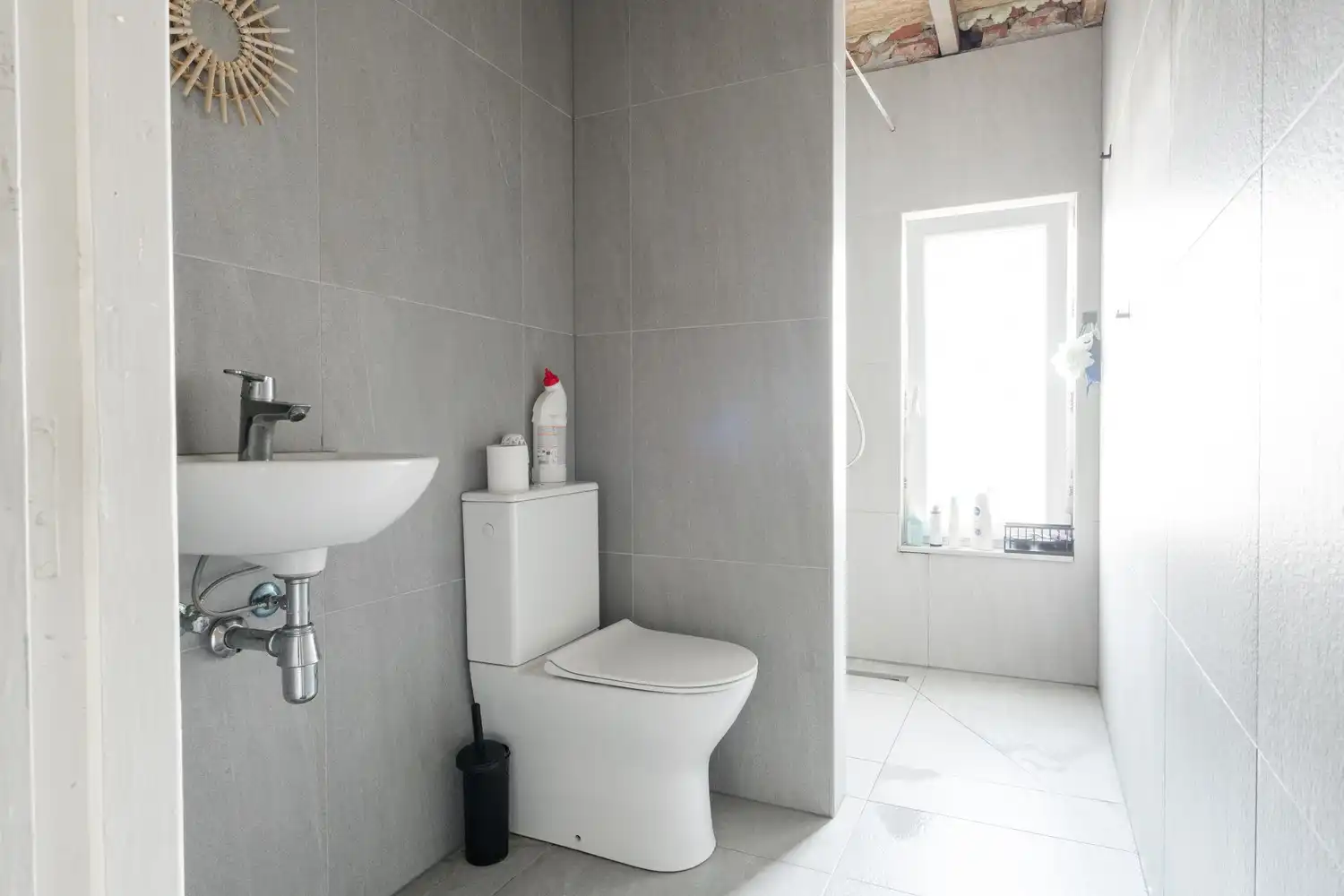 Leuke gezinswoning met 3 slaapkamers nabij de verbindingswegen foto 16