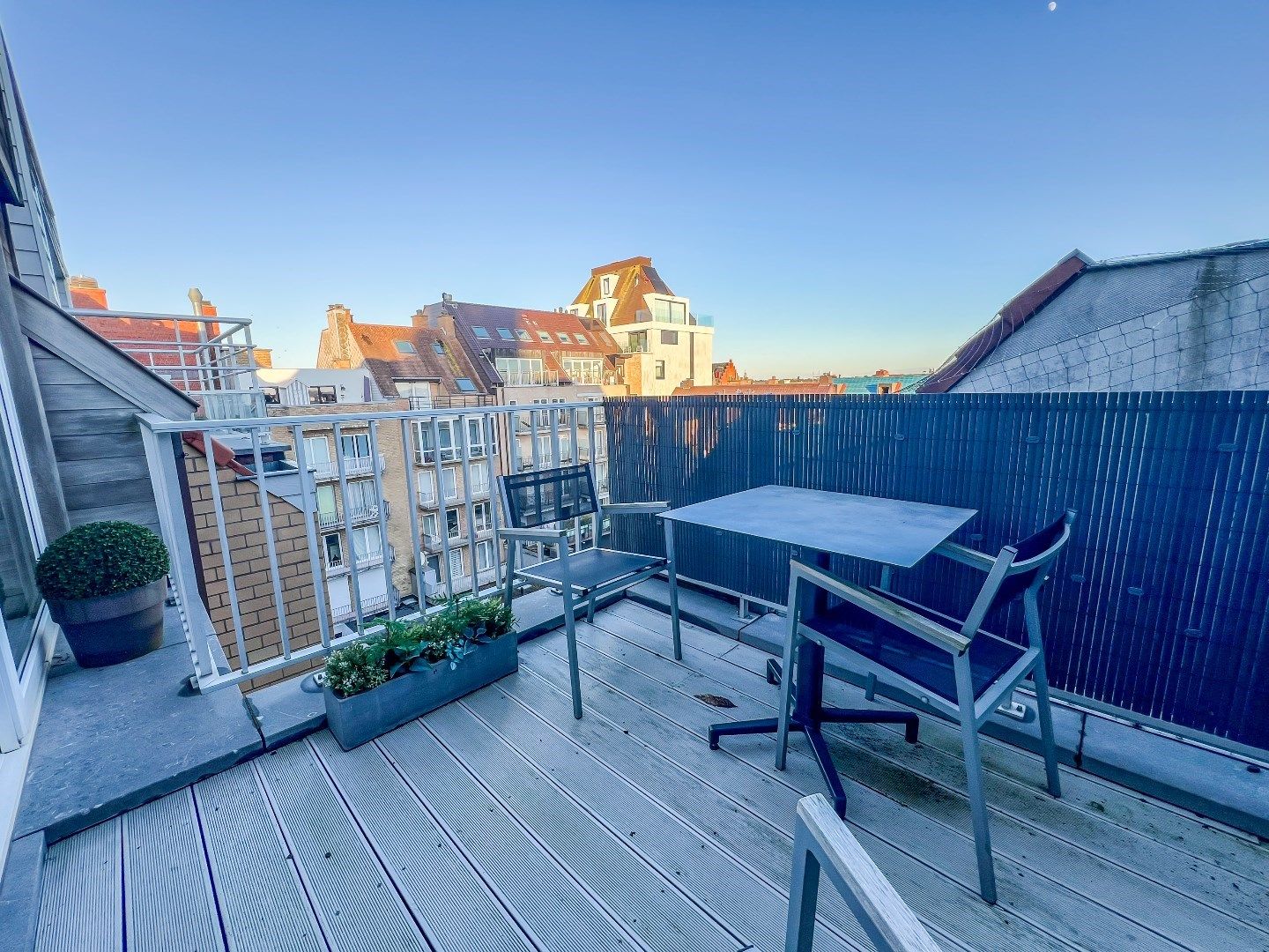 Ruim en lichtrijk doorzonappartement gelegen aan de zonnekant van de Lippenslaan foto 9