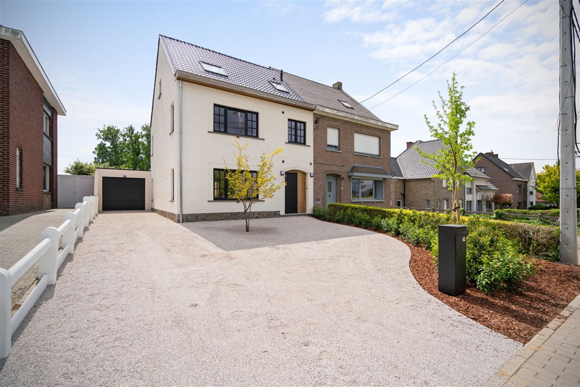 Stijlvolle, volledig gerenoveerde, INSTAPKLARE / WOONKLARE WONING (HOB) met 3 slaapkamers, 2 badkamers en garage op 756 m² foto 2