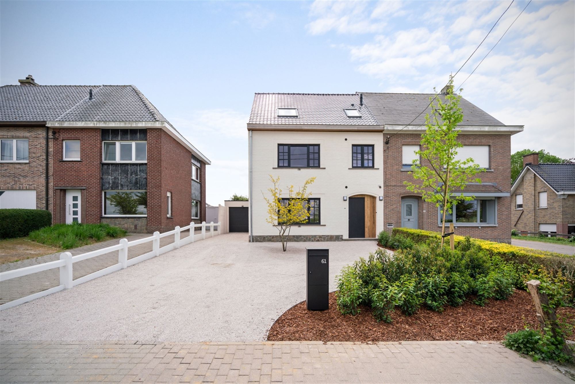 Stijlvolle, volledig gerenoveerde, INSTAPKLARE / WOONKLARE WONING (HOB) met 3 slaapkamers, 2 badkamers en garage op 756 m² foto 2