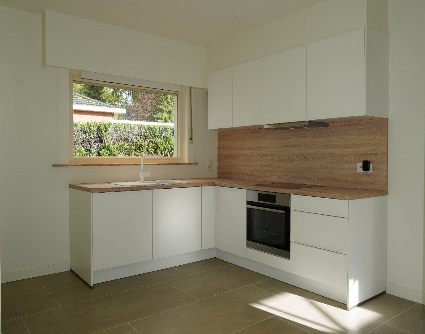 Volledig gerenoveerde bungalow met tuin en dubbele garage te Waasmunster foto 4