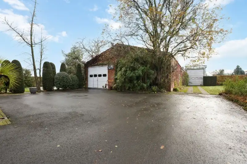 Landelijke woning met loods foto 3