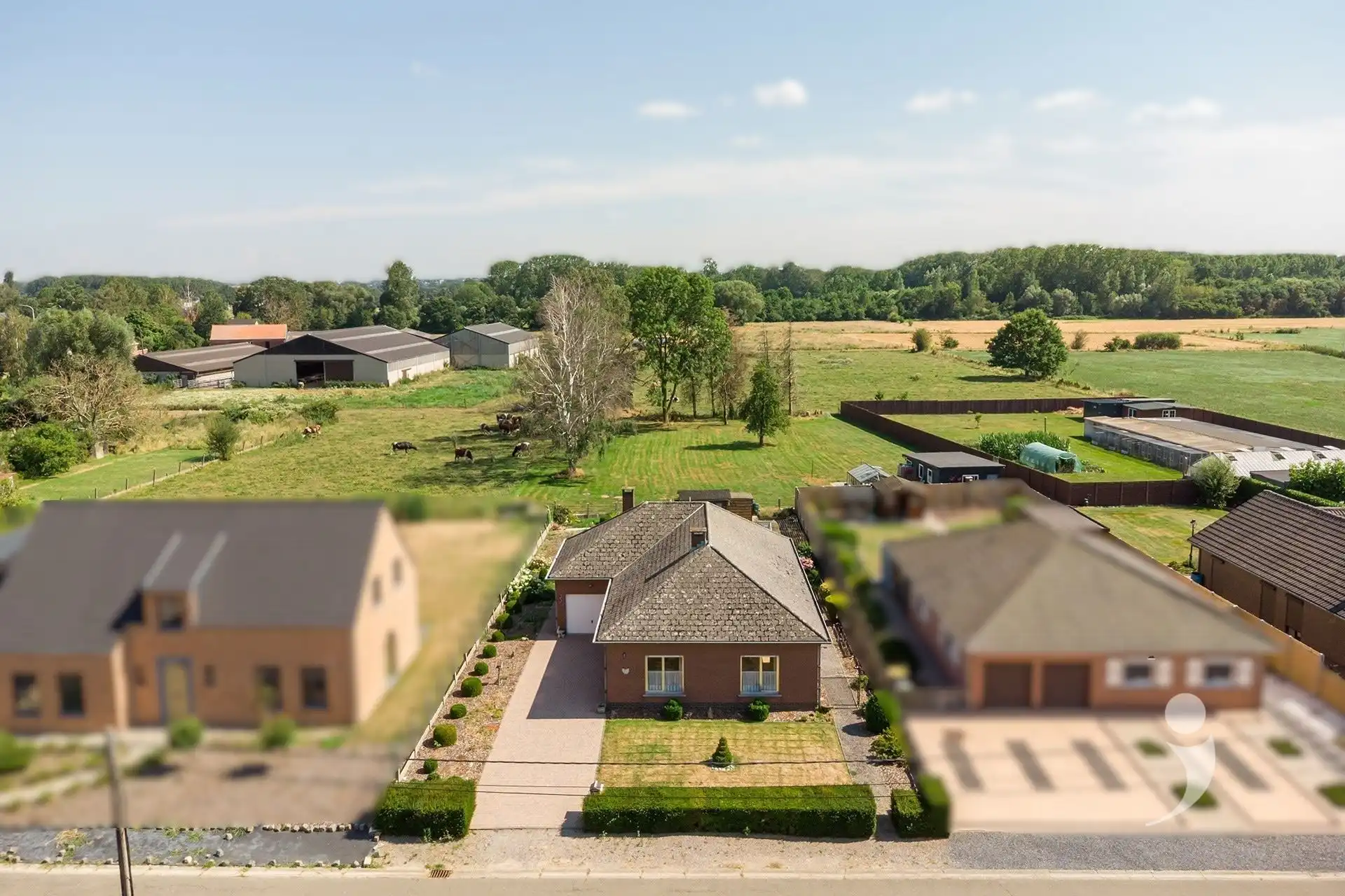 Te renoveren alleenstaande woning met zuidgerichte tuin en weids uitzicht foto 2