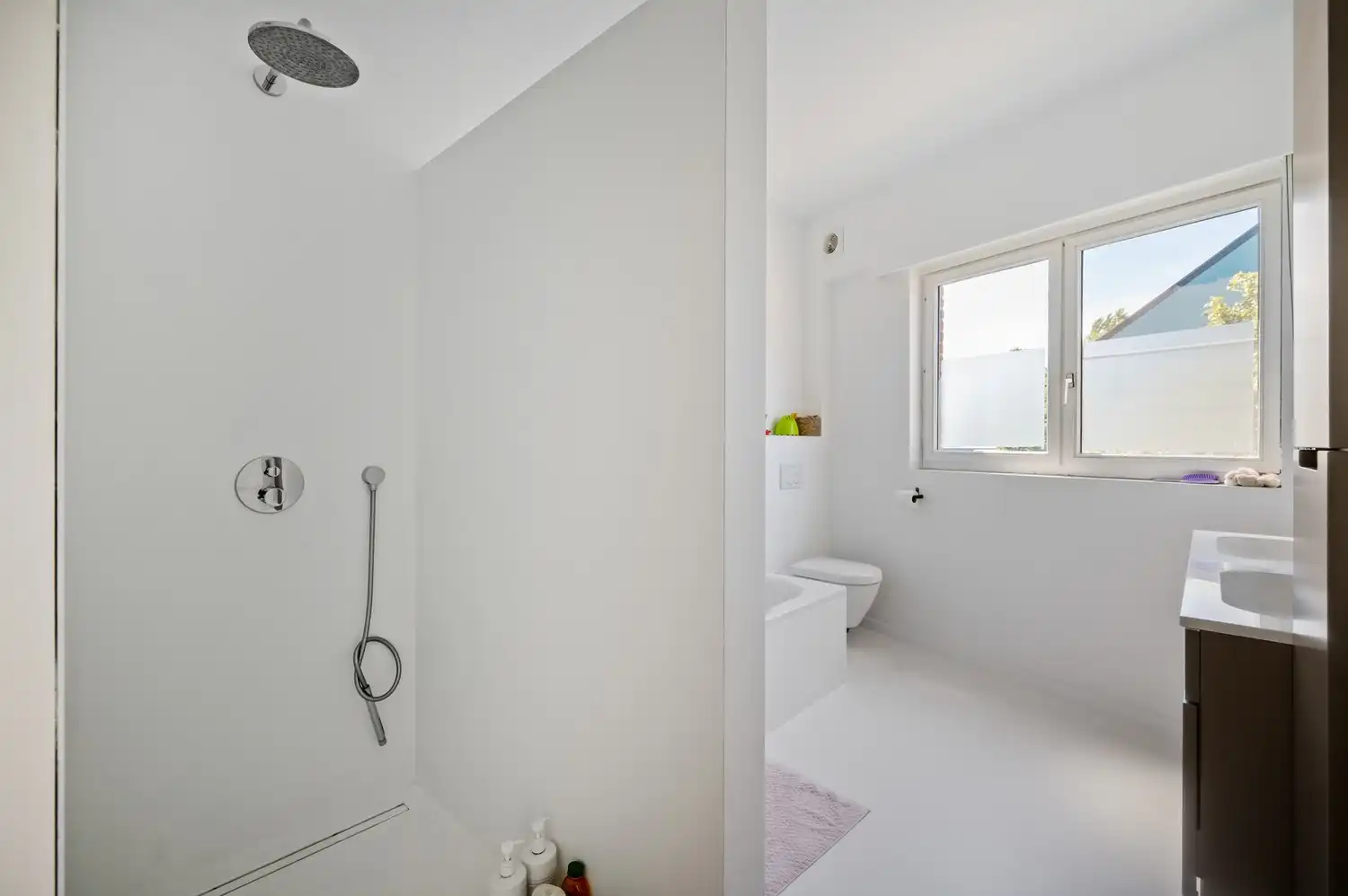 Instapklare, gerenoveerde woning met 3 slaapkamers, royaal terras en aparte kantoorruimte te Lint foto 14