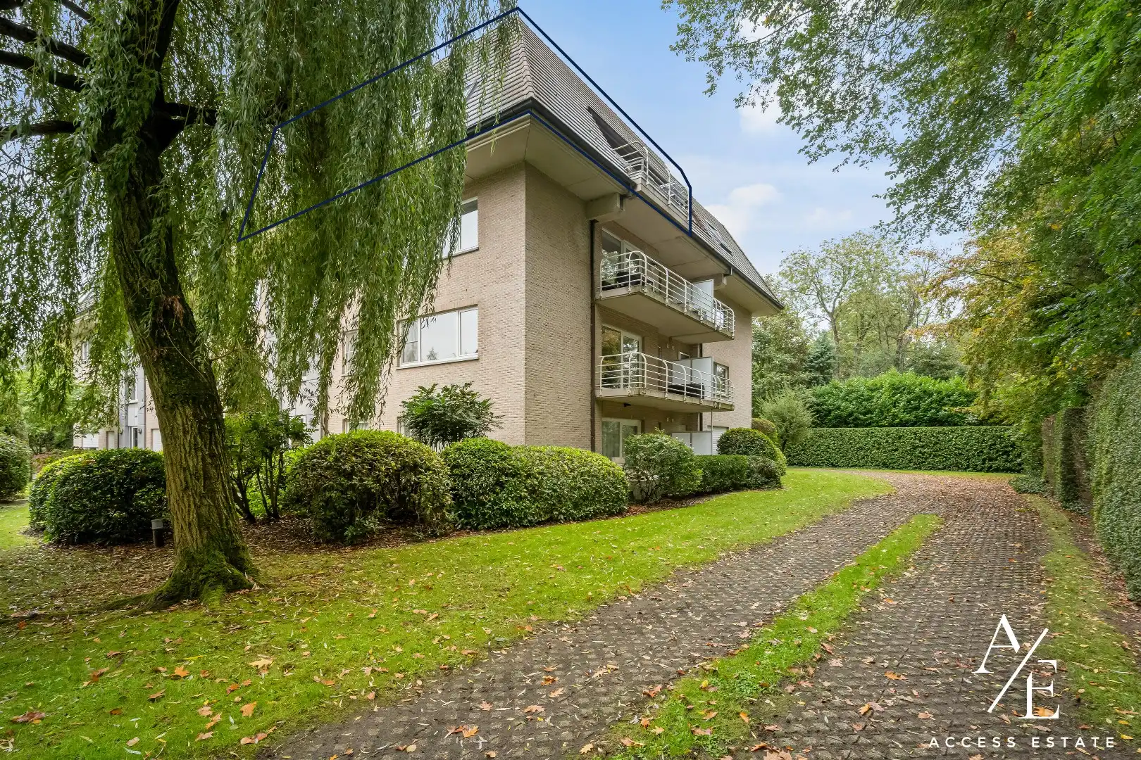 GENT – Ruim appartement met zicht op groen nabij station Gent-Sint-Pieters foto {{pictureIndex}}