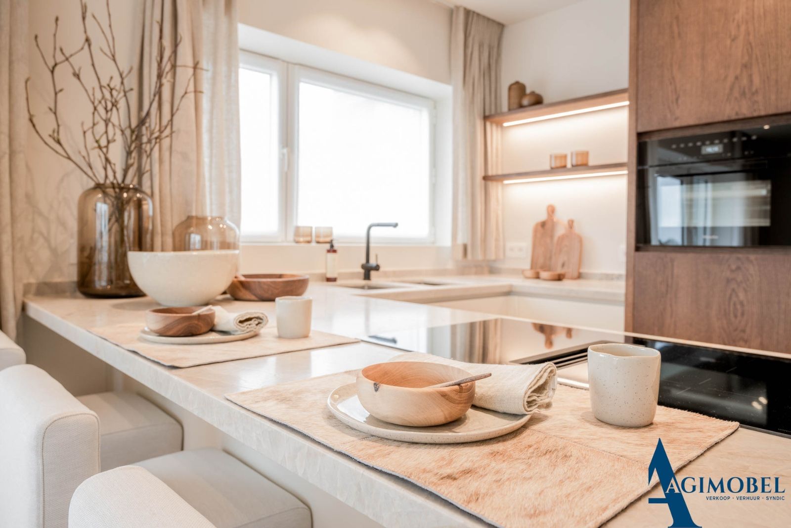 Uitgestrekt en lichtrijk dakappartement, gelegen op de Jozef Nellenslaan, op enkele stappen van het strand. foto 5