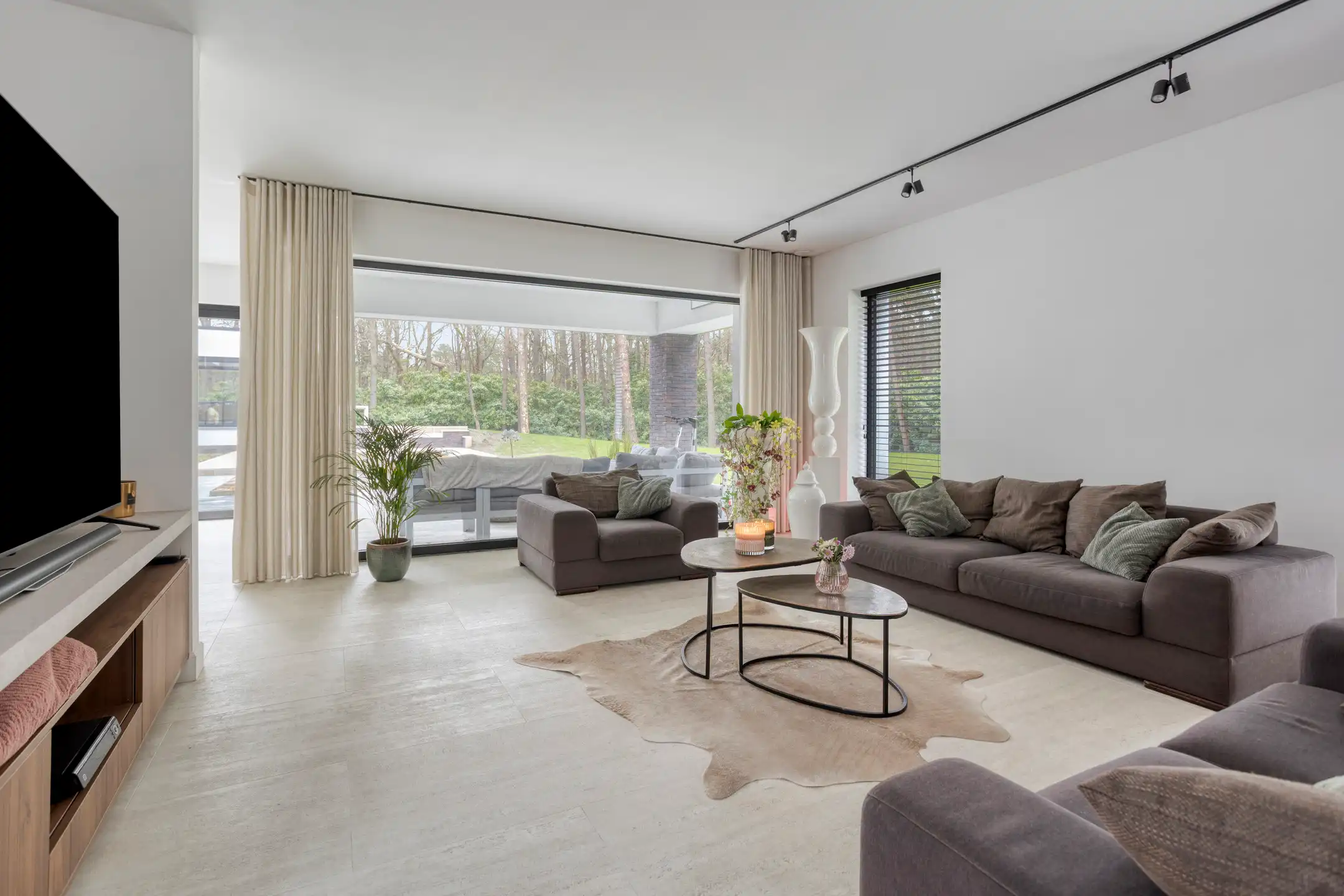 Riante villa met bijgebouw en aangrenzende bouwgrond op uniek perceel  foto 7