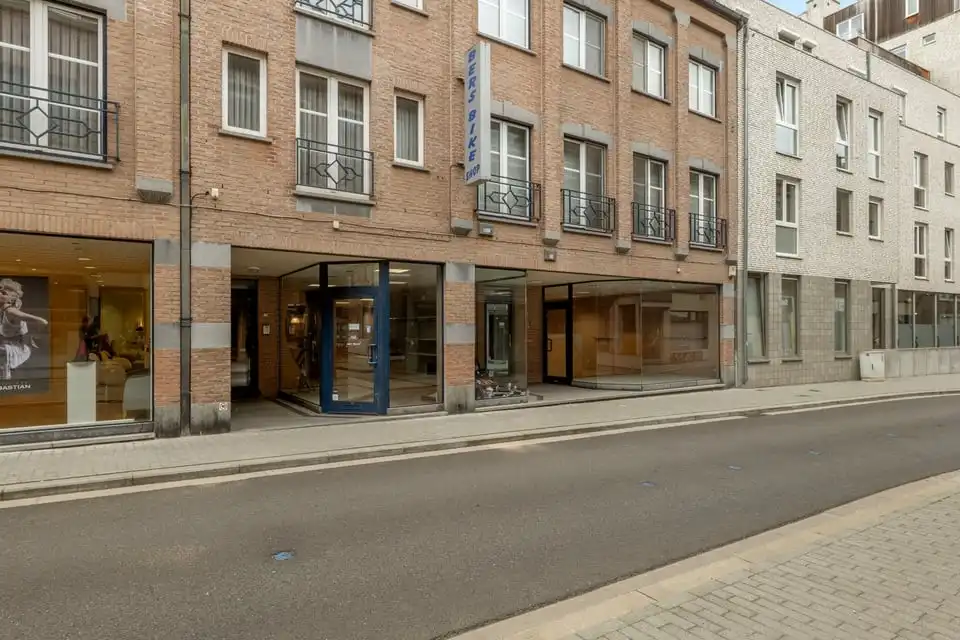 RUIM HANDELSPAND TE HUUR IN HET CENTRUM VAN SINT-TRUIDEN foto 3