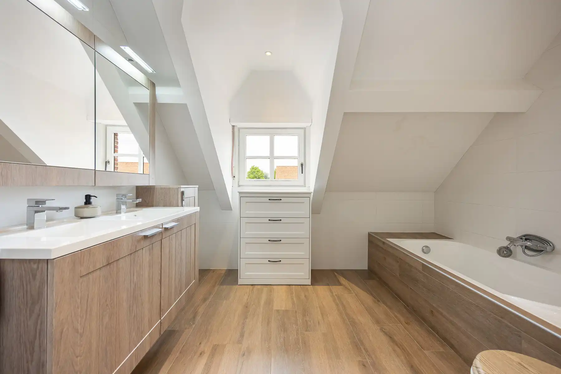 Charmant gerenoveerde woning met 3 à 4 slaapkamers in Beerse foto 16