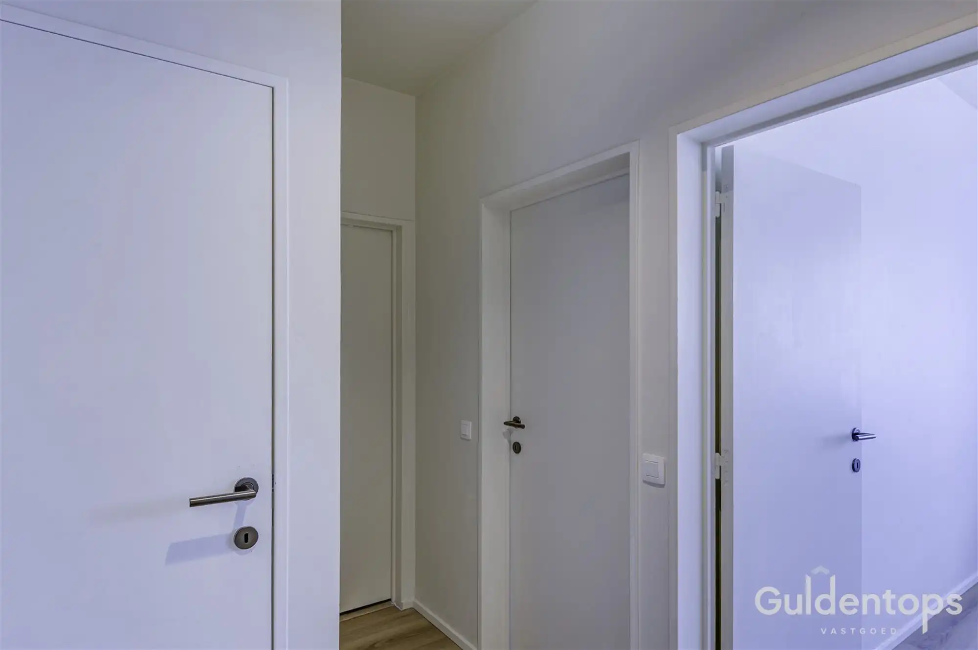 Knap vernieuwd 2 slaapkamerappartement op topligging foto 26