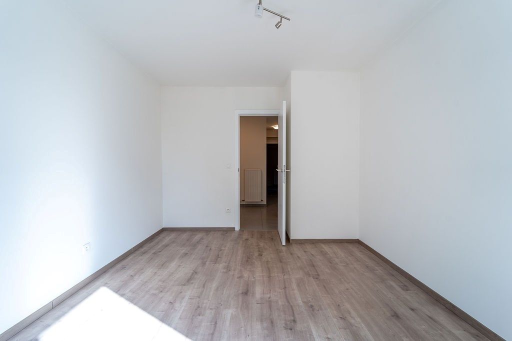GUNSTIG GELEGEN 2 SLAAPKAMER APPARTEMENT 94 M² MET ONDERGRONDSE AUTOSTANDPLAATS EN KELDERBERGING IN HET CENTRUM VAN ZOLDER foto 12