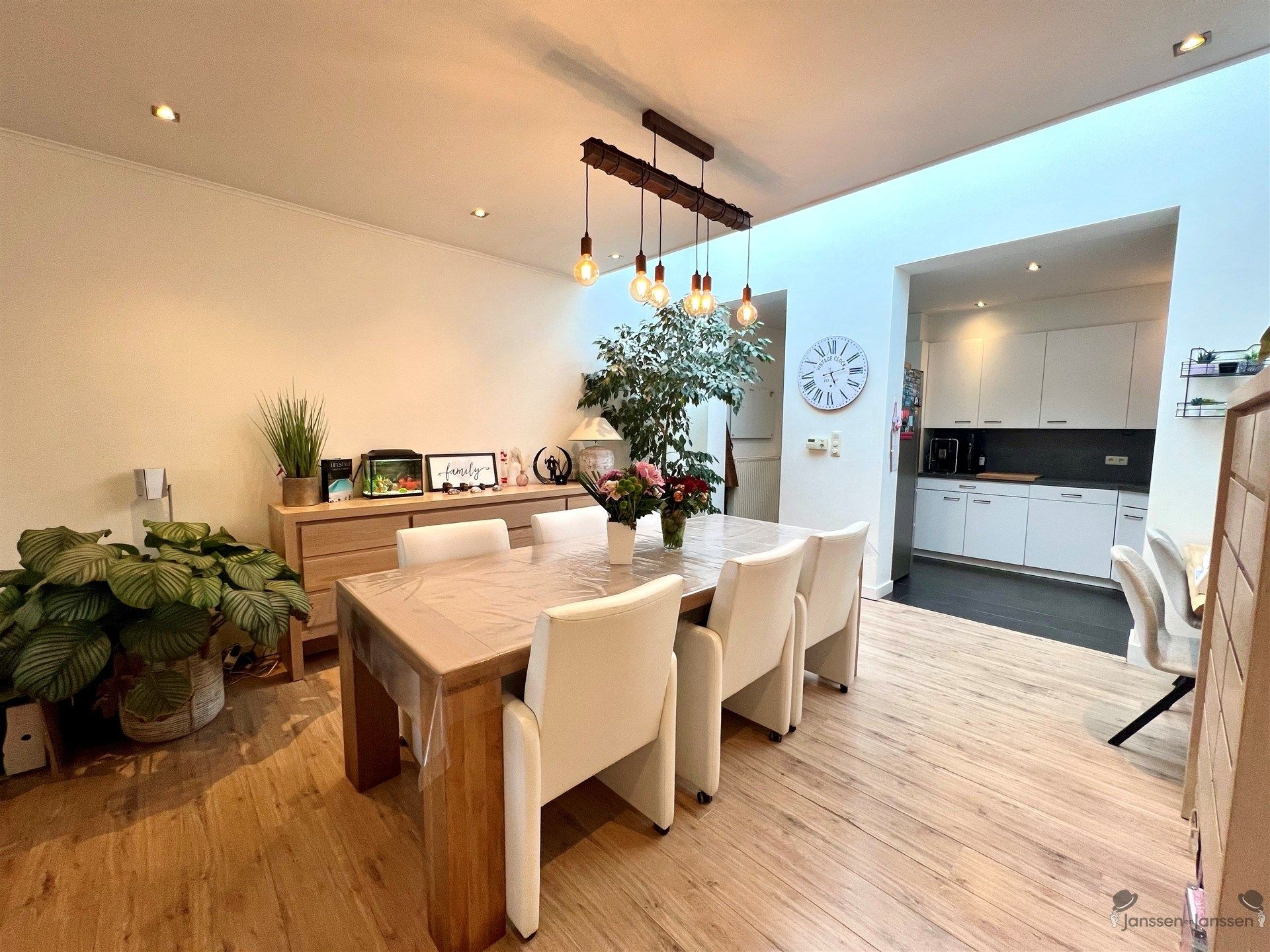 Gerenoveerde rijwoning met 3 slpks & tuin foto 3