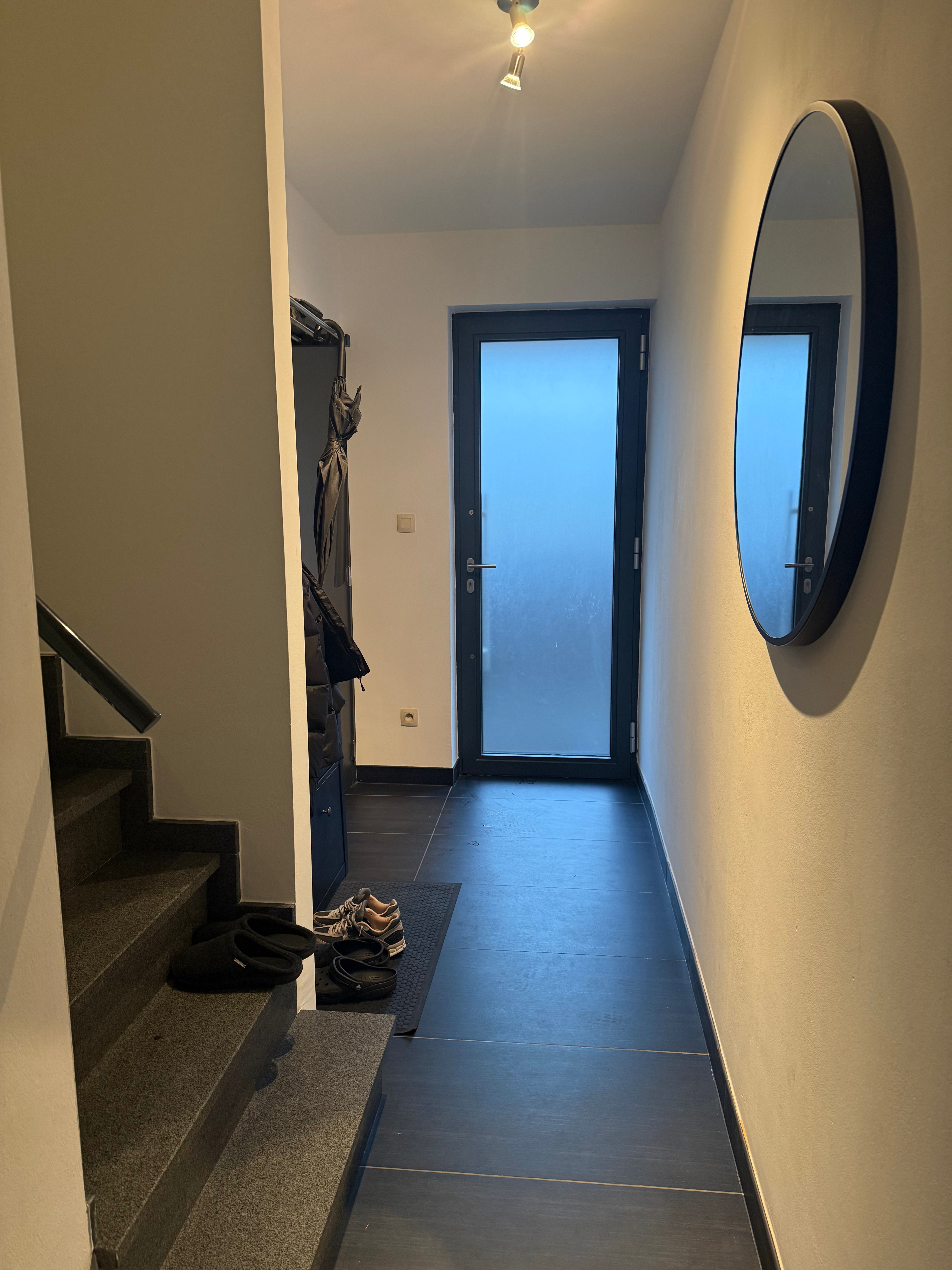 Ruim, energiezuinig triplex-appartement met terras in het hart van Lanaken foto 2