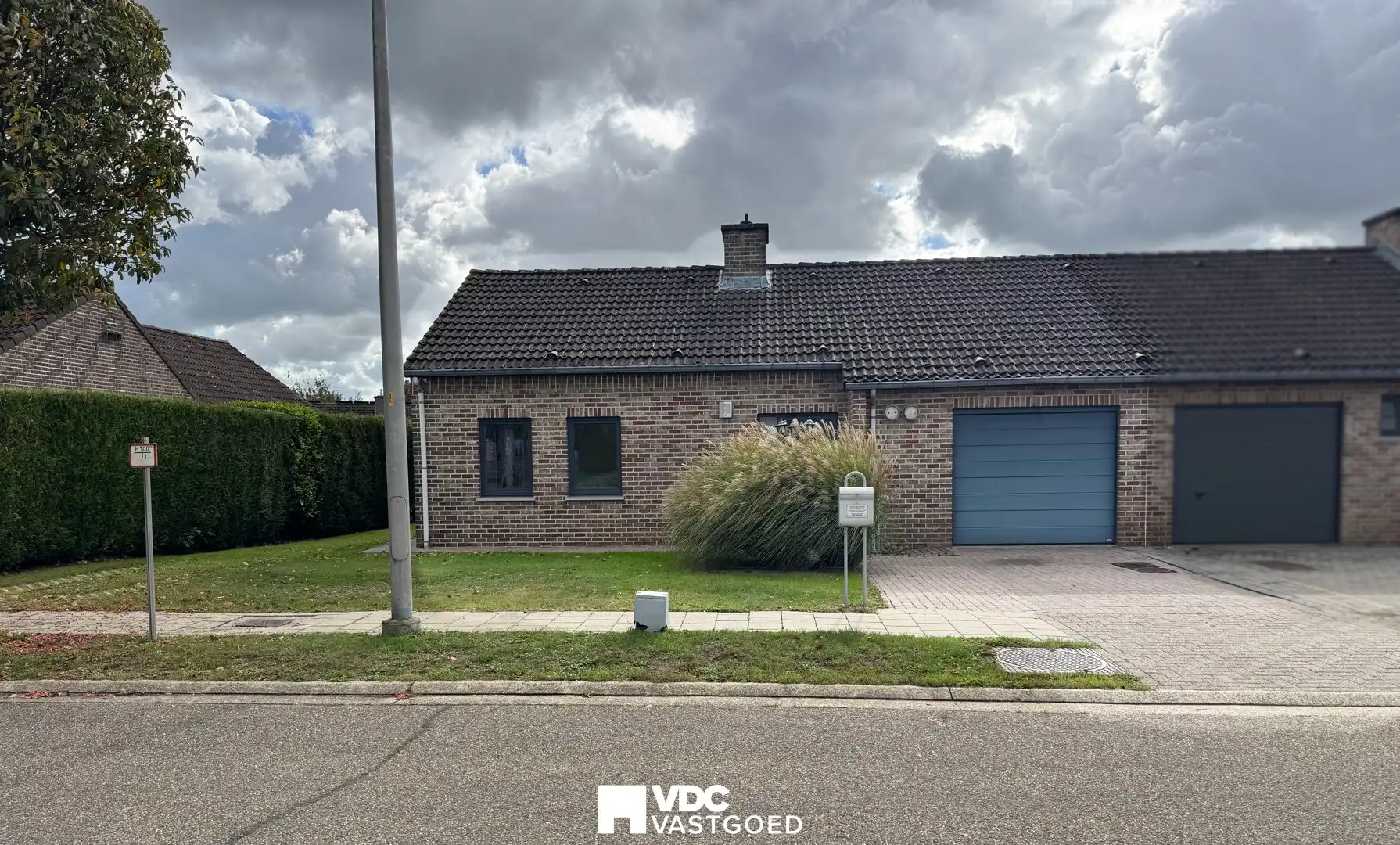 Ruime gelijkvloerse woning met 3 slaapkamers, garage en zonnige tuin in rustige woonwijk foto {{pictureIndex}}