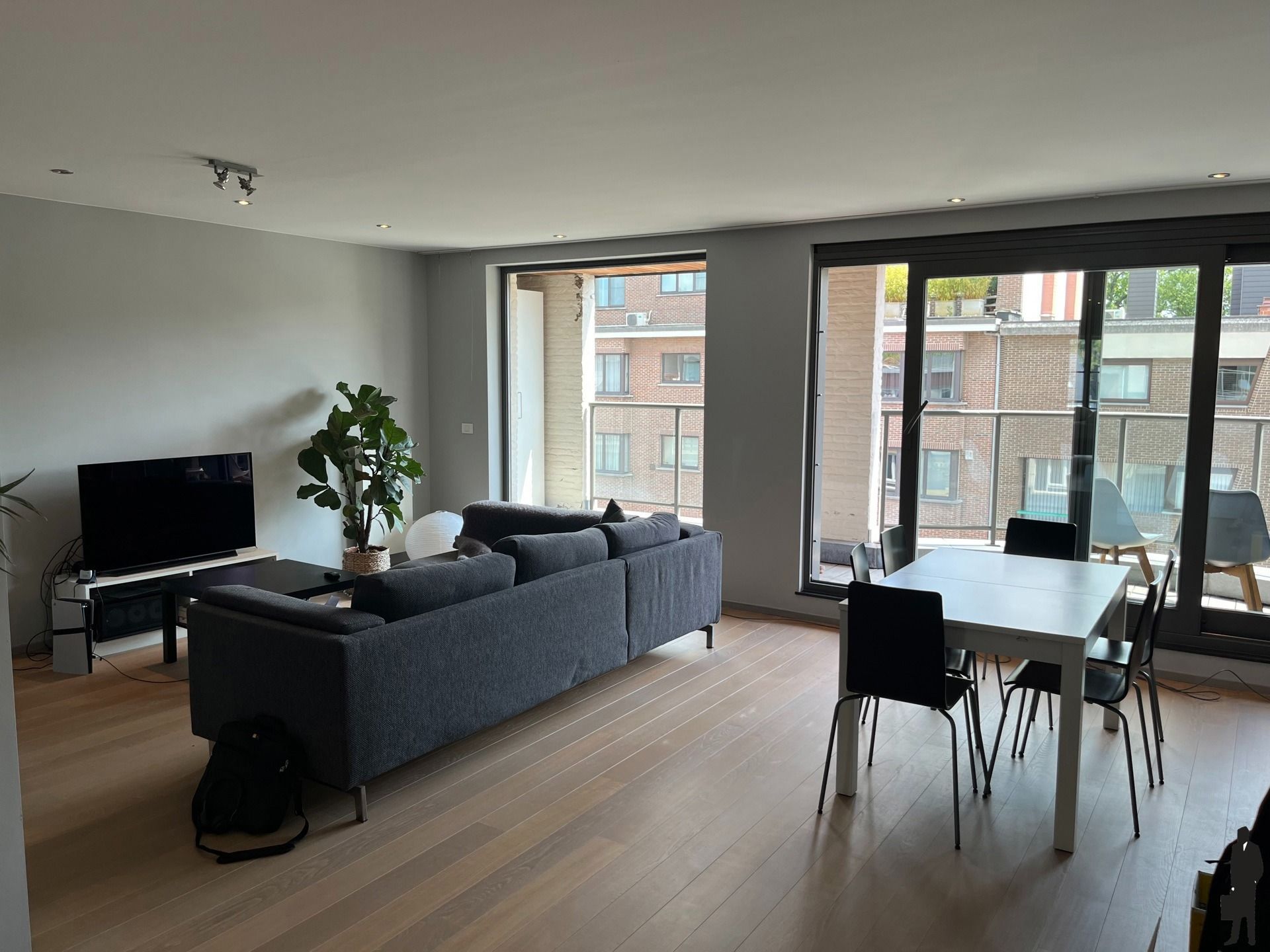 In 't centrum van Brasschaat op de derde verdieping, een instapklaar appartement van 114 m² met 2 parkingplaatsen. foto 4