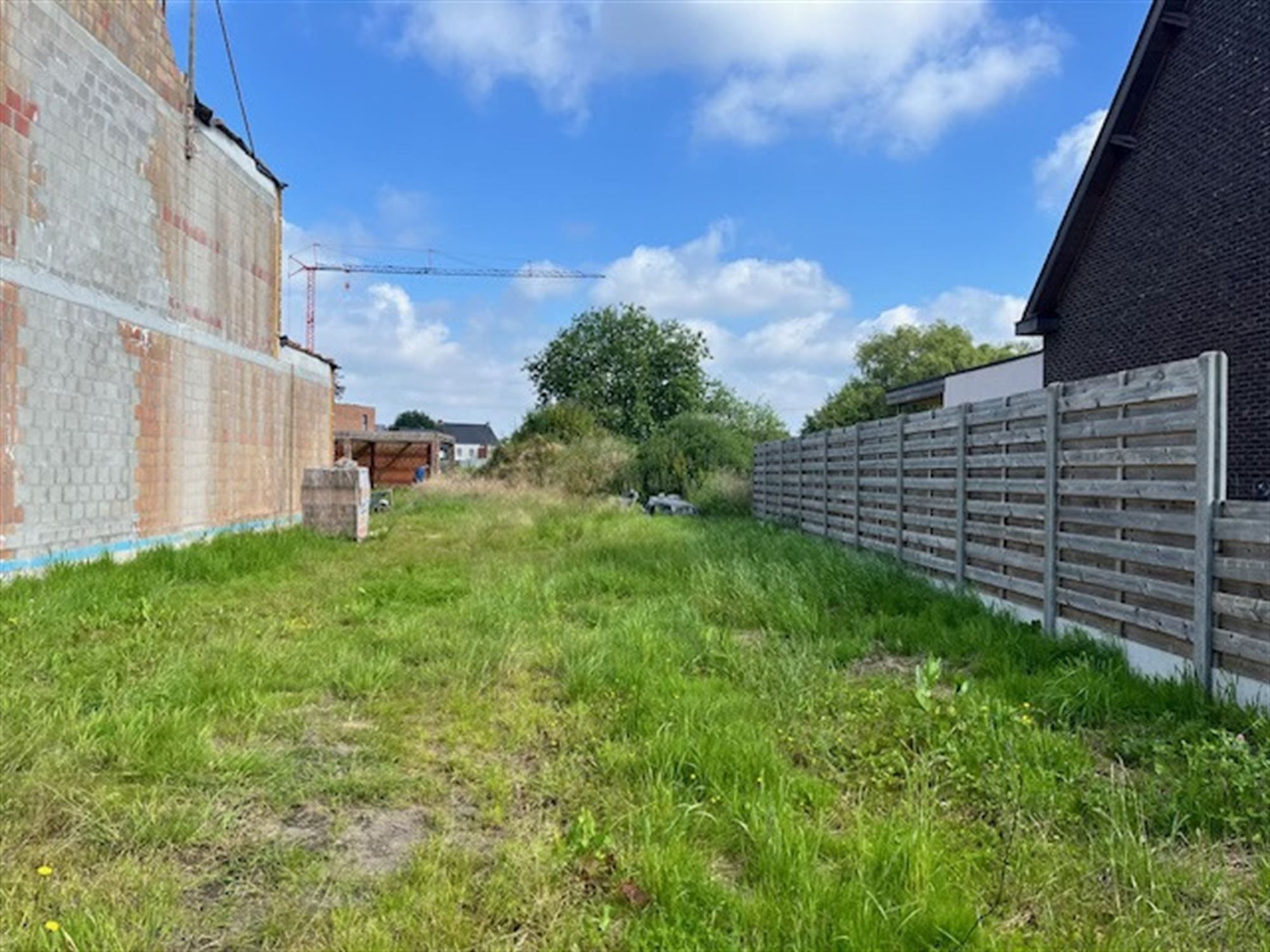 Perceel bouwgrond (650 m2) voor half open bebouwing niet ver van het centrum foto {{pictureIndex}}