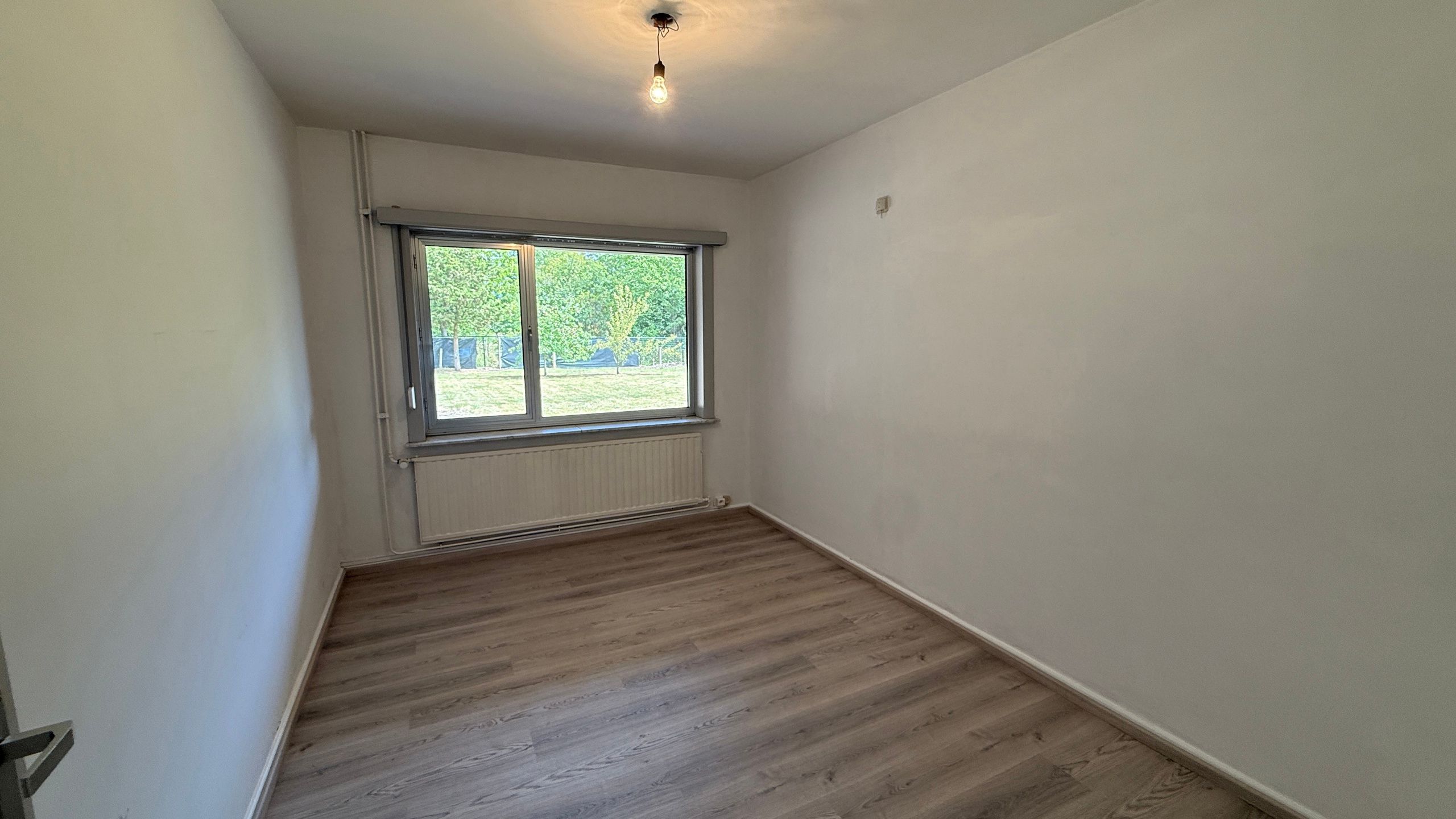 Laagbouwwoning in rustige straat foto 10