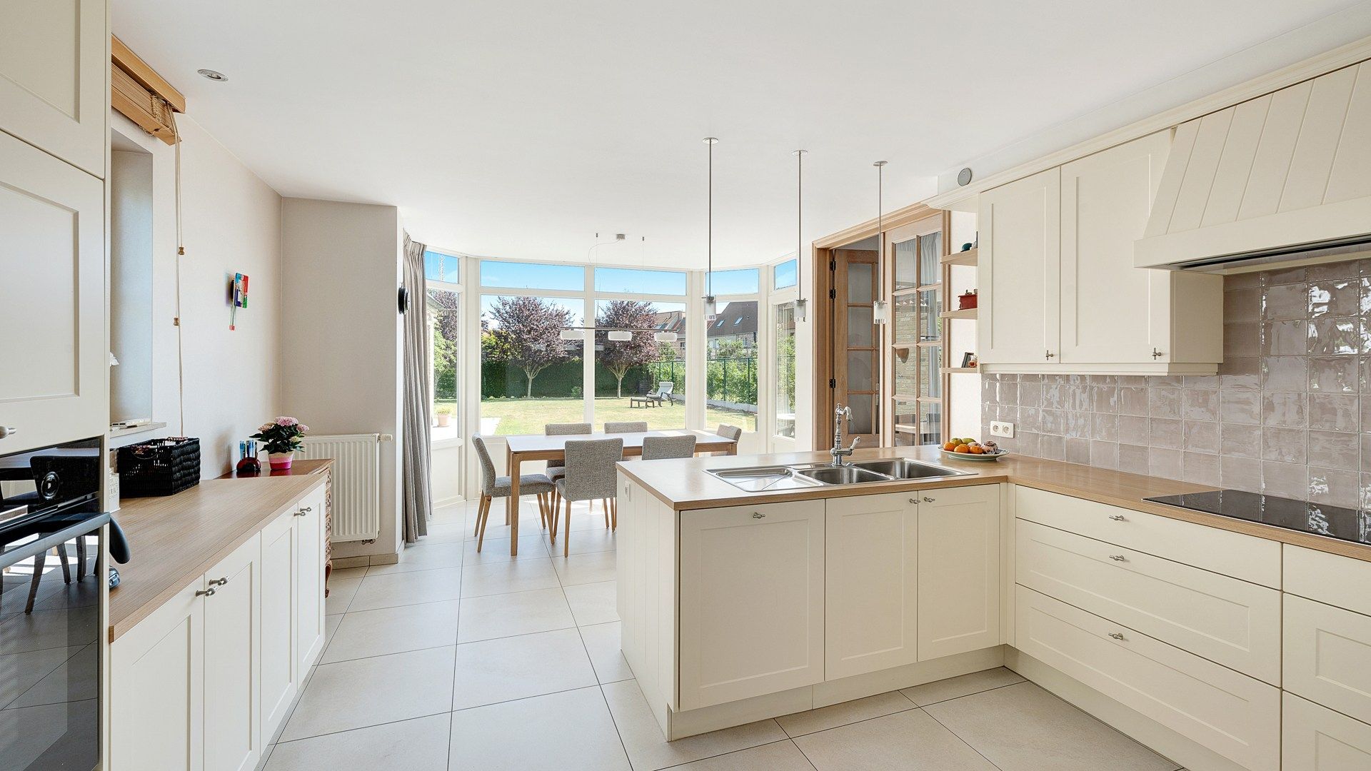 Bijzonder groot en goed onderhouden halfopen villa foto 8