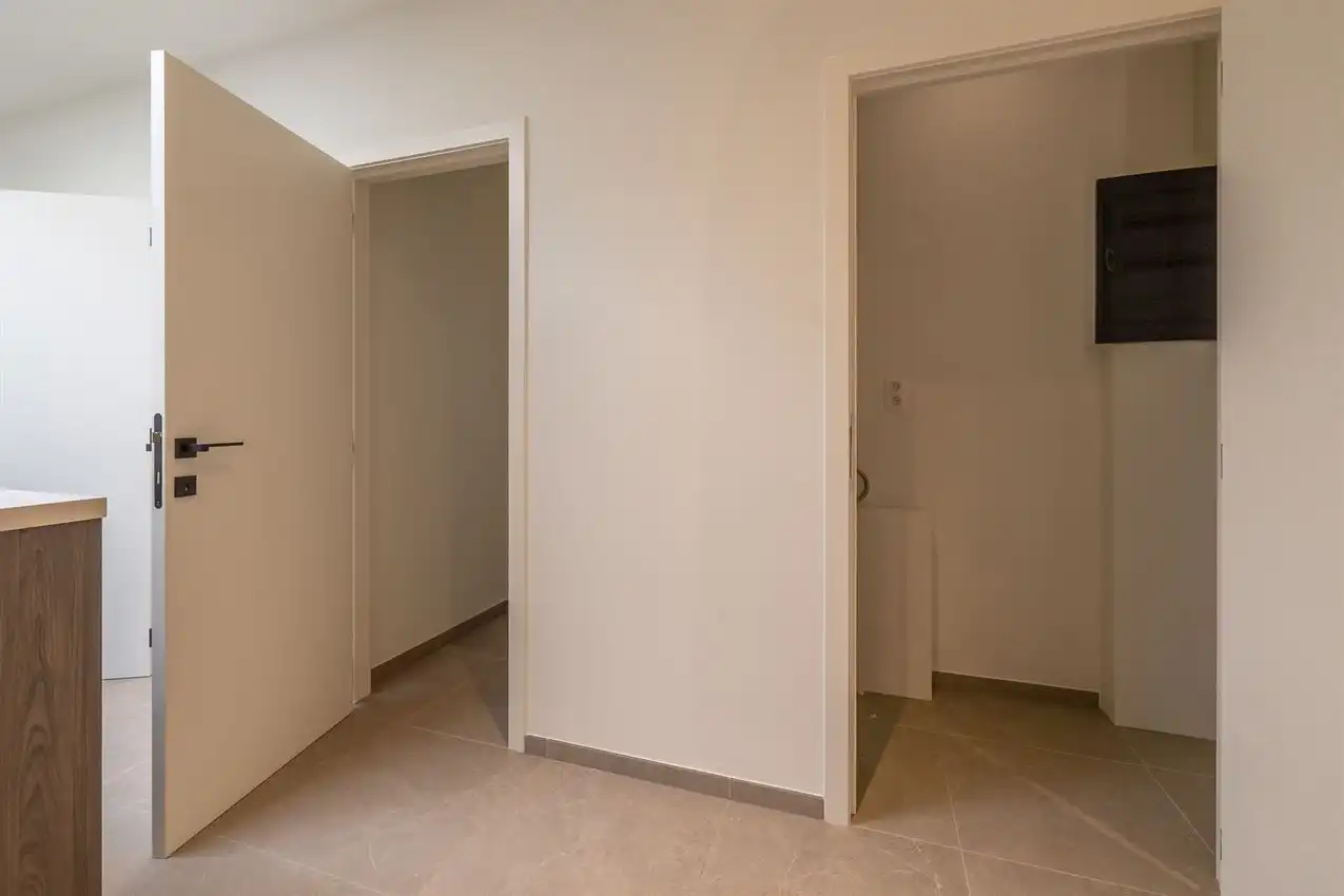 Vernieuwde rijwoning met drie slaapkamers en mooie tuin foto 11