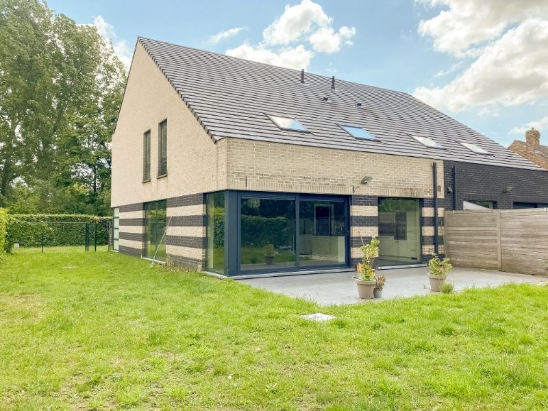 Recente en moderne gezinswoning met drie slaapkamers, garage en tuin foto 10