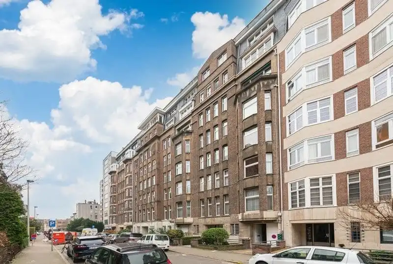 Energiezuinig (EPC B) en hoogwaardig gerenoveerd art-decoappartement met 2 slaapkamers, terras en gelijkvloerse polyvalente ruimte op absolute toplocatie aan ’t Groen Kwartier foto 2