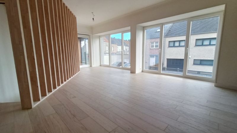 Instapklare bel-etagewoning met terras, garage en kwaliteitsvol afgewerkt foto 3