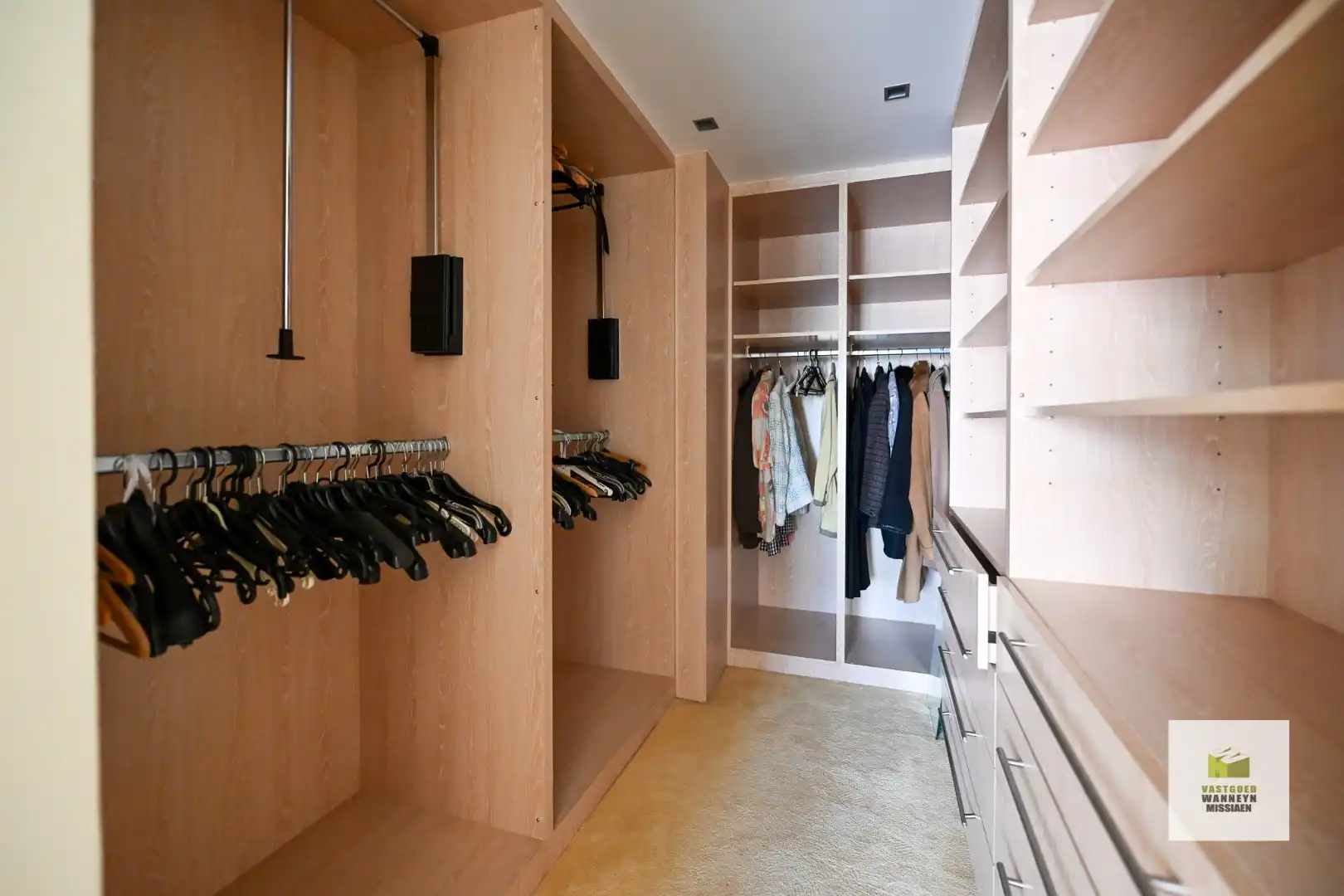 Ruime te renoveren gezinswoning met grote garage en 4 slaapkamers op 349 m2 foto 19