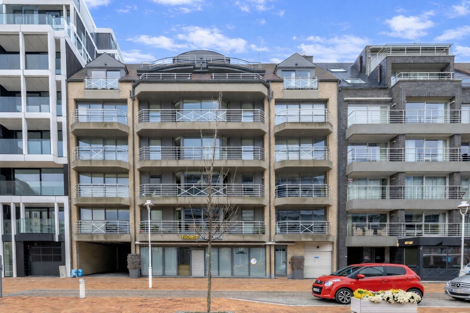 Ruim drieslaapkamer appartement  met zuidgericht terras met centrale ligging te Nieuwpoort-Bad foto {{pictureIndex}}