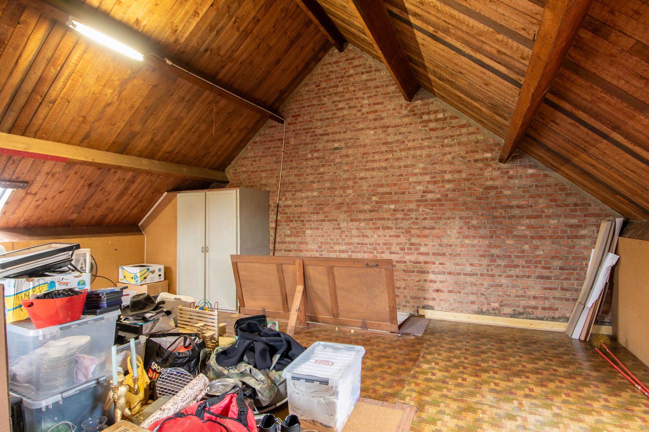 Te renoveren woning met veel potentieel foto 23