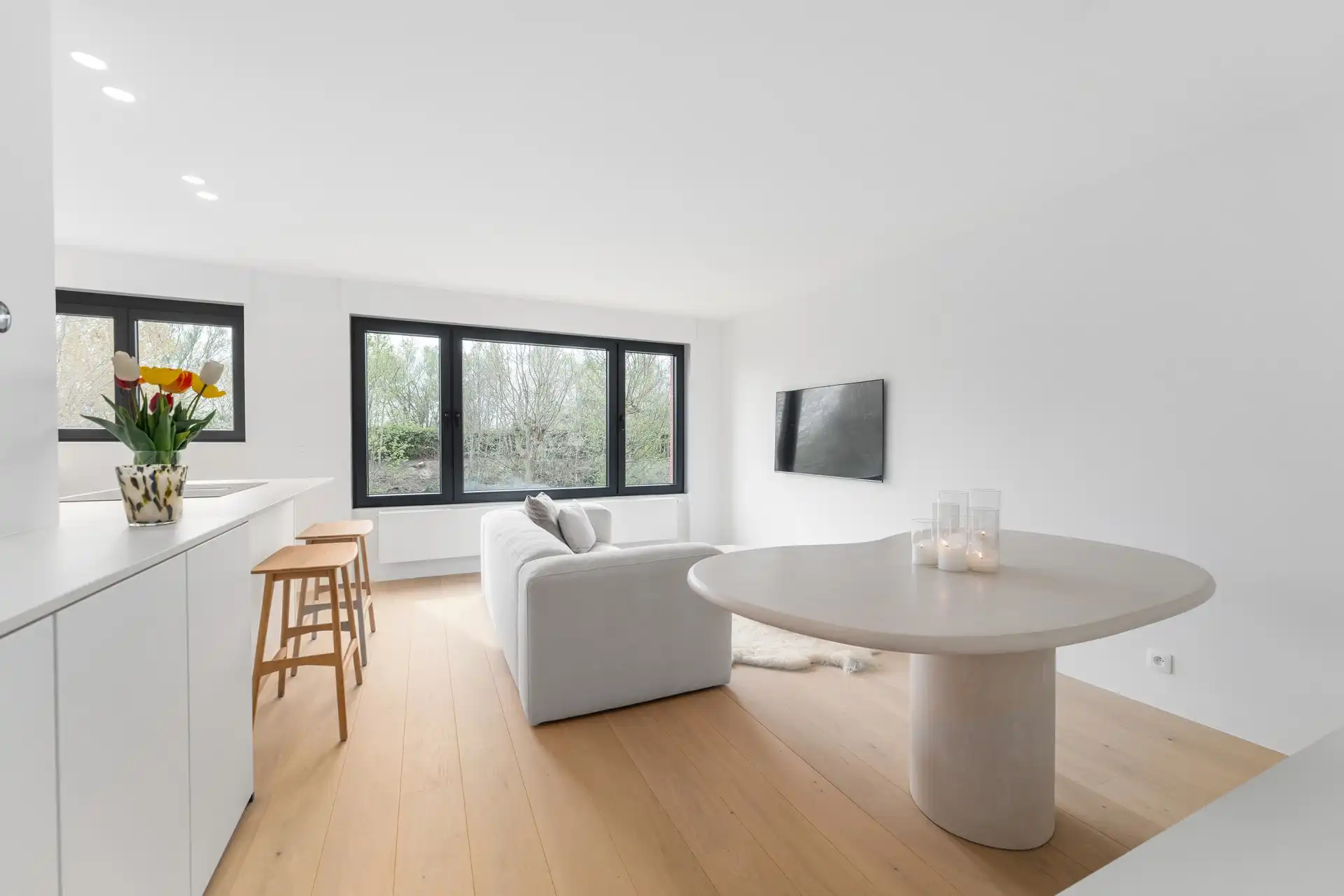 Tot in de puntjes gerenoveerd appartement foto 4