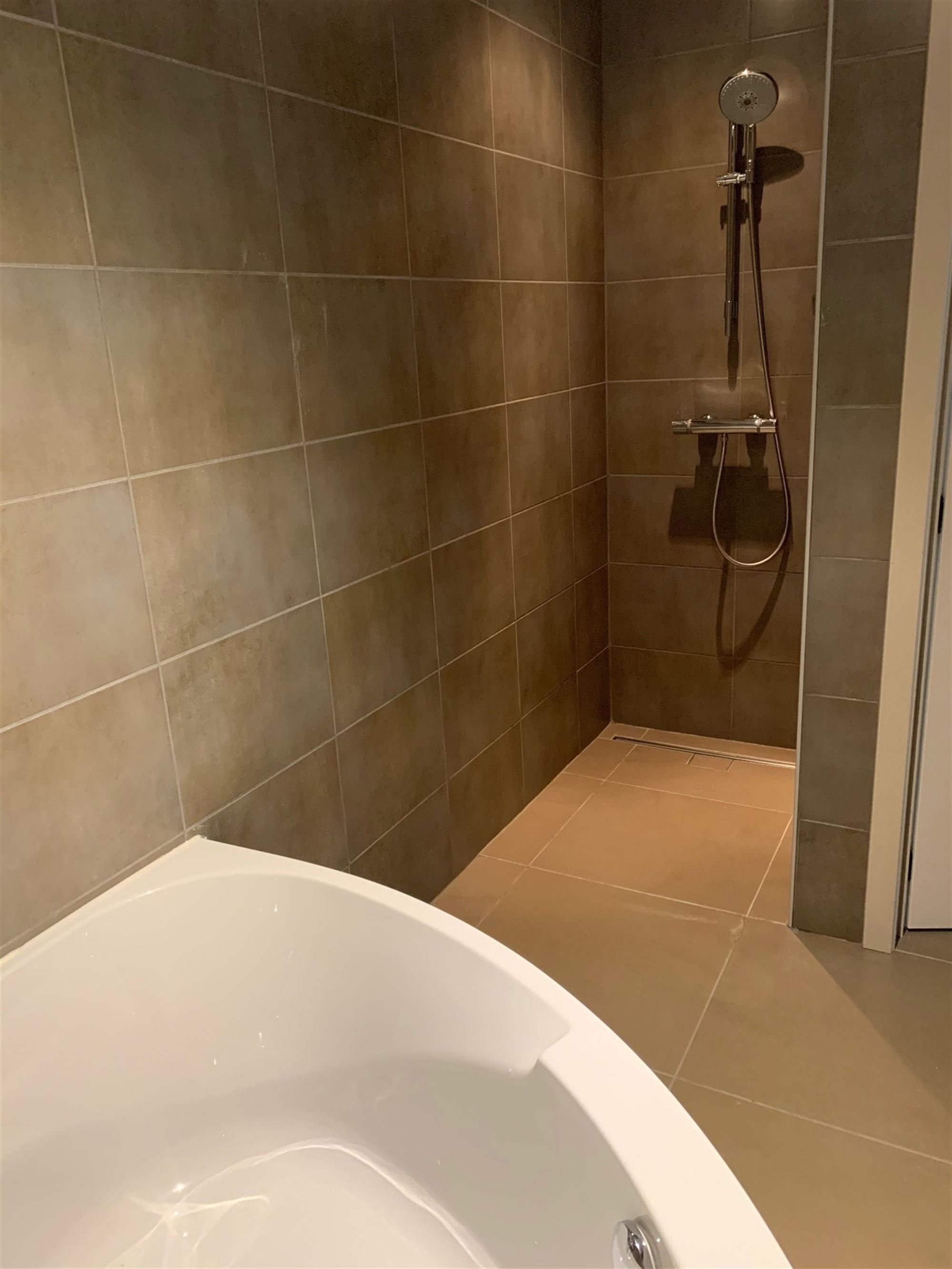 GELIJKVLOERS APPARTEMENT MET 2 SLAAPKAMERS, TERRAS, BERGING EN AUTOSTANDPLAATS TE BERINGEN foto 7