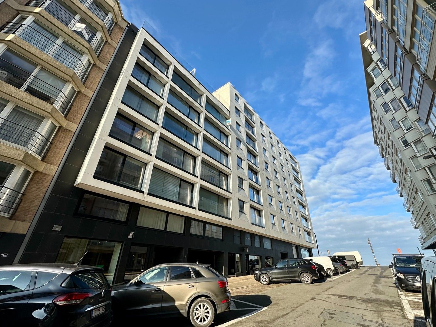 Appartement met zijdelings zeezicht gelegen vlakbij de winkels in de Kustlaan en de Zeedijk. foto 4