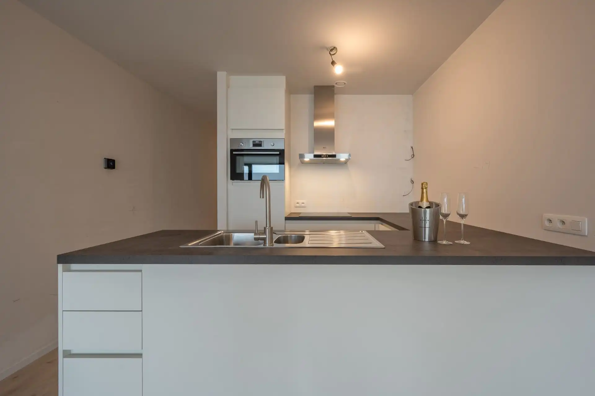 Appartement te koop op topligging aan de Zeedijk met prachtig zicht op de Pier van Blankenberge foto 8